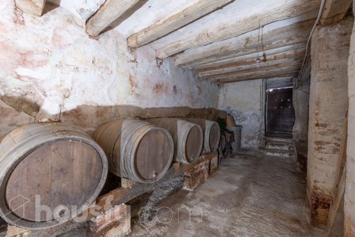 Housfy vende 🏡 amplia casa ubicada en Vilafranca del Penedès. Vive la comodidad de tenerlo todo a un paso. Te presentamos esta acogedora casa situada en un entorno inmejorable, en pleno centro de la villa con terraza para disfrutar de momentos al aire libre . Vivienda distribuida en 3 plantas . Planta baja con local-almacén con un espacio polivalente, planta primera con ssalón-comedor y 1 baño y planta segunda con 4 habitaciones y 1 trastero. La vivienda dispone de 173m2 útiles (verificados con la Dirección General de Catastro). Construida en el año: 1850 y reformada para entrar a vivir. Distribución de estancias -Salón-comedor -4 Dormitorios -1 Baño , 1 servicio -Cocina equipada Características específicas -Cédula de habitabilidad -Trastero -Terraza Zona y entorno Respecto a la ubicación, se sitúa en Vilafranca del Penedès, municipio de Barcelona. Esta propiedad se encuentra cerca de transporte público, colegios, supermercados y farmacias. Aviso legal El precio de venta no incluye gastos de la compraventa como notaría, registro, impuestos, ni tampoco honorarios agencia. Esta publicación no es vinculante. Consulta siempre la nota simple con Housfy antes de formalizar la compraventa. Sobre nosotros Housfy es la plataforma integral de servicios inmobiliarios. Nuestra combinación de expertos y tecnología pone al alcance de todo el mundo servicios cómodos, claros y seguros. AICAT número: 7922. Nos encargamos de la gestión y asesoramiento de la compra. ¡Olvídate de todo! Hacemos los trámites por ti. Y, si además necesitas financiación, ponemos a tu disposición un bróker hipotecario para ayudarte a conseguir las mejores condiciones para tu perfil económico. ¿Quieres visitarla? Contacta con Housfy y agenda tu visita sin compromiso. Más información en: housfy.com En cumplimiento de la Ley 8/2026 en Cataluña, el certificado de presencia o ausencia de amianto se encuentra en proceso de tramitación.-31
