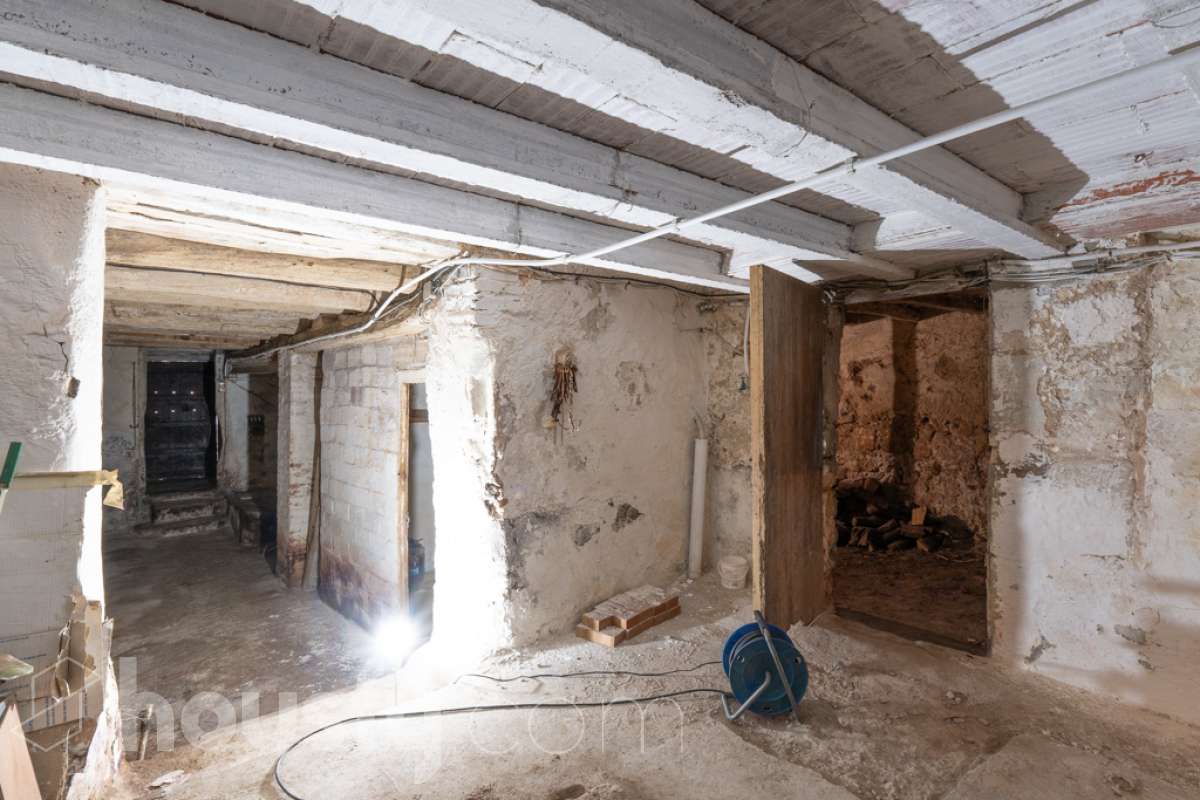 Housfy vende 🏡 amplia casa ubicada en Vilafranca del Penedès. Vive la comodidad de tenerlo todo a un paso. Te presentamos esta acogedora casa situada en un entorno inmejorable, en pleno centro de la villa con terraza para disfrutar de momentos al aire libre . Vivienda distribuida en 3 plantas . Planta baja con local-almacén con un espacio polivalente, planta primera con ssalón-comedor y 1 baño y planta segunda con 4 habitaciones y 1 trastero. La vivienda dispone de 173m2 útiles (verificados con la Dirección General de Catastro). Construida en el año: 1850 y reformada para entrar a vivir. Distribución de estancias -Salón-comedor -4 Dormitorios -1 Baño , 1 servicio -Cocina equipada Características específicas -Cédula de habitabilidad -Trastero -Terraza Zona y entorno Respecto a la ubicación, se sitúa en Vilafranca del Penedès, municipio de Barcelona. Esta propiedad se encuentra cerca de transporte público, colegios, supermercados y farmacias. Aviso legal El precio de venta no incluye gastos de la compraventa como notaría, registro, impuestos, ni tampoco honorarios agencia. Esta publicación no es vinculante. Consulta siempre la nota simple con Housfy antes de formalizar la compraventa. Sobre nosotros Housfy es la plataforma integral de servicios inmobiliarios. Nuestra combinación de expertos y tecnología pone al alcance de todo el mundo servicios cómodos, claros y seguros. AICAT número: 7922. Nos encargamos de la gestión y asesoramiento de la compra. ¡Olvídate de todo! Hacemos los trámites por ti. Y, si además necesitas financiación, ponemos a tu disposición un bróker hipotecario para ayudarte a conseguir las mejores condiciones para tu perfil económico. ¿Quieres visitarla? Contacta con Housfy y agenda tu visita sin compromiso. Más información en: housfy.com En cumplimiento de la Ley 8/2026 en Cataluña, el certificado de presencia o ausencia de amianto se encuentra en proceso de tramitación.-30