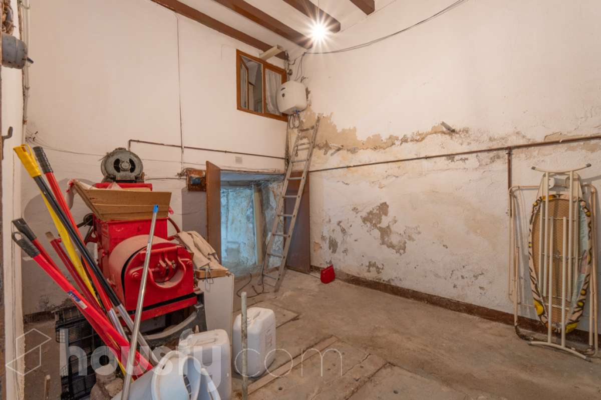 Housfy vende 🏡 amplia casa ubicada en Vilafranca del Penedès. Vive la comodidad de tenerlo todo a un paso. Te presentamos esta acogedora casa situada en un entorno inmejorable, en pleno centro de la villa con terraza para disfrutar de momentos al aire libre . Vivienda distribuida en 3 plantas . Planta baja con local-almacén con un espacio polivalente, planta primera con ssalón-comedor y 1 baño y planta segunda con 4 habitaciones y 1 trastero. La vivienda dispone de 173m2 útiles (verificados con la Dirección General de Catastro). Construida en el año: 1850 y reformada para entrar a vivir. Distribución de estancias -Salón-comedor -4 Dormitorios -1 Baño , 1 servicio -Cocina equipada Características específicas -Cédula de habitabilidad -Trastero -Terraza Zona y entorno Respecto a la ubicación, se sitúa en Vilafranca del Penedès, municipio de Barcelona. Esta propiedad se encuentra cerca de transporte público, colegios, supermercados y farmacias. Aviso legal El precio de venta no incluye gastos de la compraventa como notaría, registro, impuestos, ni tampoco honorarios agencia. Esta publicación no es vinculante. Consulta siempre la nota simple con Housfy antes de formalizar la compraventa. Sobre nosotros Housfy es la plataforma integral de servicios inmobiliarios. Nuestra combinación de expertos y tecnología pone al alcance de todo el mundo servicios cómodos, claros y seguros. AICAT número: 7922. Nos encargamos de la gestión y asesoramiento de la compra. ¡Olvídate de todo! Hacemos los trámites por ti. Y, si además necesitas financiación, ponemos a tu disposición un bróker hipotecario para ayudarte a conseguir las mejores condiciones para tu perfil económico. ¿Quieres visitarla? Contacta con Housfy y agenda tu visita sin compromiso. Más información en: housfy.com En cumplimiento de la Ley 8/2026 en Cataluña, el certificado de presencia o ausencia de amianto se encuentra en proceso de tramitación.-33