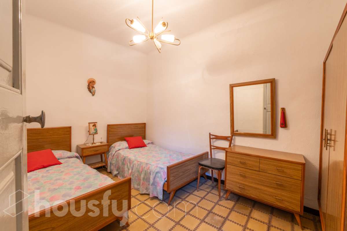 Housfy vende 🏡 amplia casa ubicada en Vilafranca del Penedès. Vive la comodidad de tenerlo todo a un paso. Te presentamos esta acogedora casa situada en un entorno inmejorable, en pleno centro de la villa con terraza para disfrutar de momentos al aire libre . Vivienda distribuida en 3 plantas . Planta baja con local-almacén con un espacio polivalente, planta primera con ssalón-comedor y 1 baño y planta segunda con 4 habitaciones y 1 trastero. La vivienda dispone de 173m2 útiles (verificados con la Dirección General de Catastro). Construida en el año: 1850 y reformada para entrar a vivir. Distribución de estancias -Salón-comedor -4 Dormitorios -1 Baño , 1 servicio -Cocina equipada Características específicas -Cédula de habitabilidad -Trastero -Terraza Zona y entorno Respecto a la ubicación, se sitúa en Vilafranca del Penedès, municipio de Barcelona. Esta propiedad se encuentra cerca de transporte público, colegios, supermercados y farmacias. Aviso legal El precio de venta no incluye gastos de la compraventa como notaría, registro, impuestos, ni tampoco honorarios agencia. Esta publicación no es vinculante. Consulta siempre la nota simple con Housfy antes de formalizar la compraventa. Sobre nosotros Housfy es la plataforma integral de servicios inmobiliarios. Nuestra combinación de expertos y tecnología pone al alcance de todo el mundo servicios cómodos, claros y seguros. AICAT número: 7922. Nos encargamos de la gestión y asesoramiento de la compra. ¡Olvídate de todo! Hacemos los trámites por ti. Y, si además necesitas financiación, ponemos a tu disposición un bróker hipotecario para ayudarte a conseguir las mejores condiciones para tu perfil económico. ¿Quieres visitarla? Contacta con Housfy y agenda tu visita sin compromiso. Más información en: housfy.com En cumplimiento de la Ley 8/2026 en Cataluña, el certificado de presencia o ausencia de amianto se encuentra en proceso de tramitación.-12