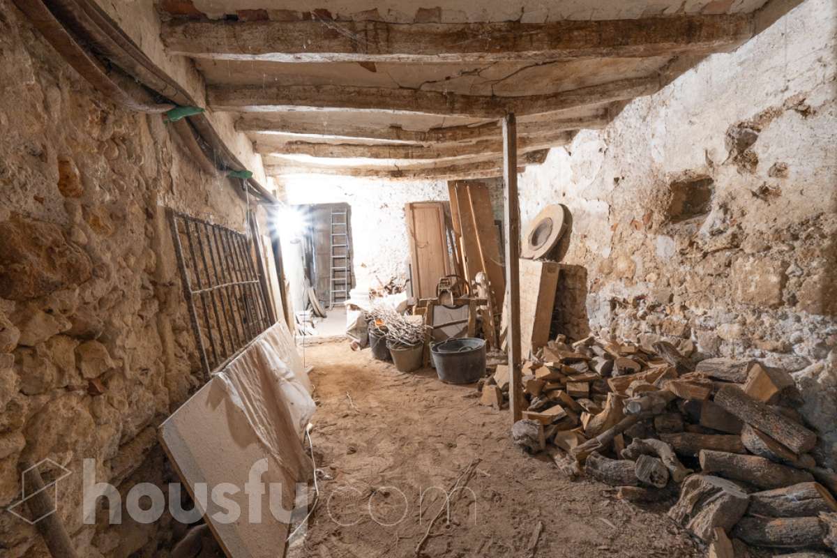 Housfy vende 🏡 amplia casa ubicada en Vilafranca del Penedès. Vive la comodidad de tenerlo todo a un paso. Te presentamos esta acogedora casa situada en un entorno inmejorable, en pleno centro de la villa con terraza para disfrutar de momentos al aire libre . Vivienda distribuida en 3 plantas . Planta baja con local-almacén con un espacio polivalente, planta primera con ssalón-comedor y 1 baño y planta segunda con 4 habitaciones y 1 trastero. La vivienda dispone de 173m2 útiles (verificados con la Dirección General de Catastro). Construida en el año: 1850 y reformada para entrar a vivir. Distribución de estancias -Salón-comedor -4 Dormitorios -1 Baño , 1 servicio -Cocina equipada Características específicas -Cédula de habitabilidad -Trastero -Terraza Zona y entorno Respecto a la ubicación, se sitúa en Vilafranca del Penedès, municipio de Barcelona. Esta propiedad se encuentra cerca de transporte público, colegios, supermercados y farmacias. Aviso legal El precio de venta no incluye gastos de la compraventa como notaría, registro, impuestos, ni tampoco honorarios agencia. Esta publicación no es vinculante. Consulta siempre la nota simple con Housfy antes de formalizar la compraventa. Sobre nosotros Housfy es la plataforma integral de servicios inmobiliarios. Nuestra combinación de expertos y tecnología pone al alcance de todo el mundo servicios cómodos, claros y seguros. AICAT número: 7922. Nos encargamos de la gestión y asesoramiento de la compra. ¡Olvídate de todo! Hacemos los trámites por ti. Y, si además necesitas financiación, ponemos a tu disposición un bróker hipotecario para ayudarte a conseguir las mejores condiciones para tu perfil económico. ¿Quieres visitarla? Contacta con Housfy y agenda tu visita sin compromiso. Más información en: housfy.com En cumplimiento de la Ley 8/2026 en Cataluña, el certificado de presencia o ausencia de amianto se encuentra en proceso de tramitación.-32