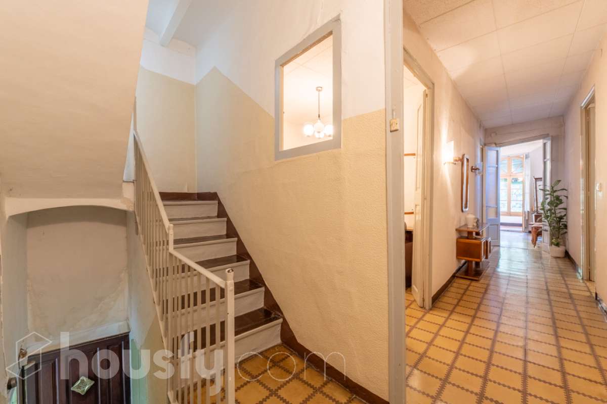 Housfy vende 🏡 amplia casa ubicada en Vilafranca del Penedès. Vive la comodidad de tenerlo todo a un paso. Te presentamos esta acogedora casa situada en un entorno inmejorable, en pleno centro de la villa con terraza para disfrutar de momentos al aire libre . Vivienda distribuida en 3 plantas . Planta baja con local-almacén con un espacio polivalente, planta primera con ssalón-comedor y 1 baño y planta segunda con 4 habitaciones y 1 trastero. La vivienda dispone de 173m2 útiles (verificados con la Dirección General de Catastro). Construida en el año: 1850 y reformada para entrar a vivir. Distribución de estancias -Salón-comedor -4 Dormitorios -1 Baño , 1 servicio -Cocina equipada Características específicas -Cédula de habitabilidad -Trastero -Terraza Zona y entorno Respecto a la ubicación, se sitúa en Vilafranca del Penedès, municipio de Barcelona. Esta propiedad se encuentra cerca de transporte público, colegios, supermercados y farmacias. Aviso legal El precio de venta no incluye gastos de la compraventa como notaría, registro, impuestos, ni tampoco honorarios agencia. Esta publicación no es vinculante. Consulta siempre la nota simple con Housfy antes de formalizar la compraventa. Sobre nosotros Housfy es la plataforma integral de servicios inmobiliarios. Nuestra combinación de expertos y tecnología pone al alcance de todo el mundo servicios cómodos, claros y seguros. AICAT número: 7922. Nos encargamos de la gestión y asesoramiento de la compra. ¡Olvídate de todo! Hacemos los trámites por ti. Y, si además necesitas financiación, ponemos a tu disposición un bróker hipotecario para ayudarte a conseguir las mejores condiciones para tu perfil económico. ¿Quieres visitarla? Contacta con Housfy y agenda tu visita sin compromiso. Más información en: housfy.com En cumplimiento de la Ley 8/2026 en Cataluña, el certificado de presencia o ausencia de amianto se encuentra en proceso de tramitación.-35