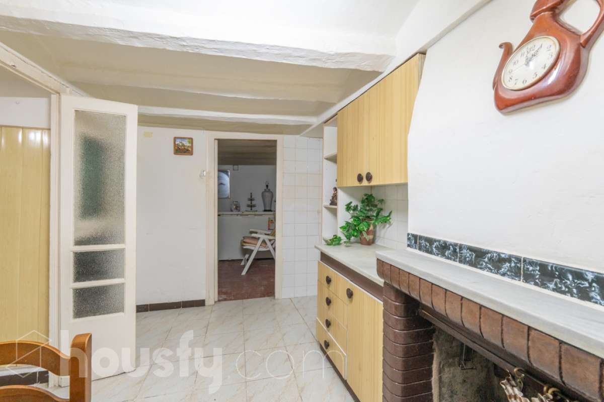 Housfy vende 🏡 amplia casa ubicada en Vilafranca del Penedès. Vive la comodidad de tenerlo todo a un paso. Te presentamos esta acogedora casa situada en un entorno inmejorable, en pleno centro de la villa con terraza para disfrutar de momentos al aire libre . Vivienda distribuida en 3 plantas . Planta baja con local-almacén con un espacio polivalente, planta primera con ssalón-comedor y 1 baño y planta segunda con 4 habitaciones y 1 trastero. La vivienda dispone de 173m2 útiles (verificados con la Dirección General de Catastro). Construida en el año: 1850 y reformada para entrar a vivir. Distribución de estancias -Salón-comedor -4 Dormitorios -1 Baño , 1 servicio -Cocina equipada Características específicas -Cédula de habitabilidad -Trastero -Terraza Zona y entorno Respecto a la ubicación, se sitúa en Vilafranca del Penedès, municipio de Barcelona. Esta propiedad se encuentra cerca de transporte público, colegios, supermercados y farmacias. Aviso legal El precio de venta no incluye gastos de la compraventa como notaría, registro, impuestos, ni tampoco honorarios agencia. Esta publicación no es vinculante. Consulta siempre la nota simple con Housfy antes de formalizar la compraventa. Sobre nosotros Housfy es la plataforma integral de servicios inmobiliarios. Nuestra combinación de expertos y tecnología pone al alcance de todo el mundo servicios cómodos, claros y seguros. AICAT número: 7922. Nos encargamos de la gestión y asesoramiento de la compra. ¡Olvídate de todo! Hacemos los trámites por ti. Y, si además necesitas financiación, ponemos a tu disposición un bróker hipotecario para ayudarte a conseguir las mejores condiciones para tu perfil económico. ¿Quieres visitarla? Contacta con Housfy y agenda tu visita sin compromiso. Más información en: housfy.com En cumplimiento de la Ley 8/2026 en Cataluña, el certificado de presencia o ausencia de amianto se encuentra en proceso de tramitación.-21