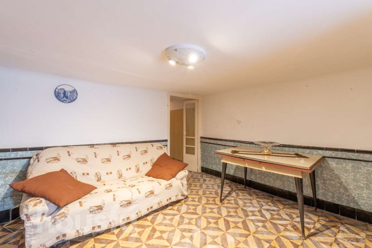 Housfy vende 🏡 amplia casa ubicada en Vilafranca del Penedès. Vive la comodidad de tenerlo todo a un paso. Te presentamos esta acogedora casa situada en un entorno inmejorable, en pleno centro de la villa con terraza para disfrutar de momentos al aire libre . Vivienda distribuida en 3 plantas . Planta baja con local-almacén con un espacio polivalente, planta primera con ssalón-comedor y 1 baño y planta segunda con 4 habitaciones y 1 trastero. La vivienda dispone de 173m2 útiles (verificados con la Dirección General de Catastro). Construida en el año: 1850 y reformada para entrar a vivir. Distribución de estancias -Salón-comedor -4 Dormitorios -1 Baño , 1 servicio -Cocina equipada Características específicas -Cédula de habitabilidad -Trastero -Terraza Zona y entorno Respecto a la ubicación, se sitúa en Vilafranca del Penedès, municipio de Barcelona. Esta propiedad se encuentra cerca de transporte público, colegios, supermercados y farmacias. Aviso legal El precio de venta no incluye gastos de la compraventa como notaría, registro, impuestos, ni tampoco honorarios agencia. Esta publicación no es vinculante. Consulta siempre la nota simple con Housfy antes de formalizar la compraventa. Sobre nosotros Housfy es la plataforma integral de servicios inmobiliarios. Nuestra combinación de expertos y tecnología pone al alcance de todo el mundo servicios cómodos, claros y seguros. AICAT número: 7922. Nos encargamos de la gestión y asesoramiento de la compra. ¡Olvídate de todo! Hacemos los trámites por ti. Y, si además necesitas financiación, ponemos a tu disposición un bróker hipotecario para ayudarte a conseguir las mejores condiciones para tu perfil económico. ¿Quieres visitarla? Contacta con Housfy y agenda tu visita sin compromiso. Más información en: housfy.com En cumplimiento de la Ley 8/2026 en Cataluña, el certificado de presencia o ausencia de amianto se encuentra en proceso de tramitación.-4