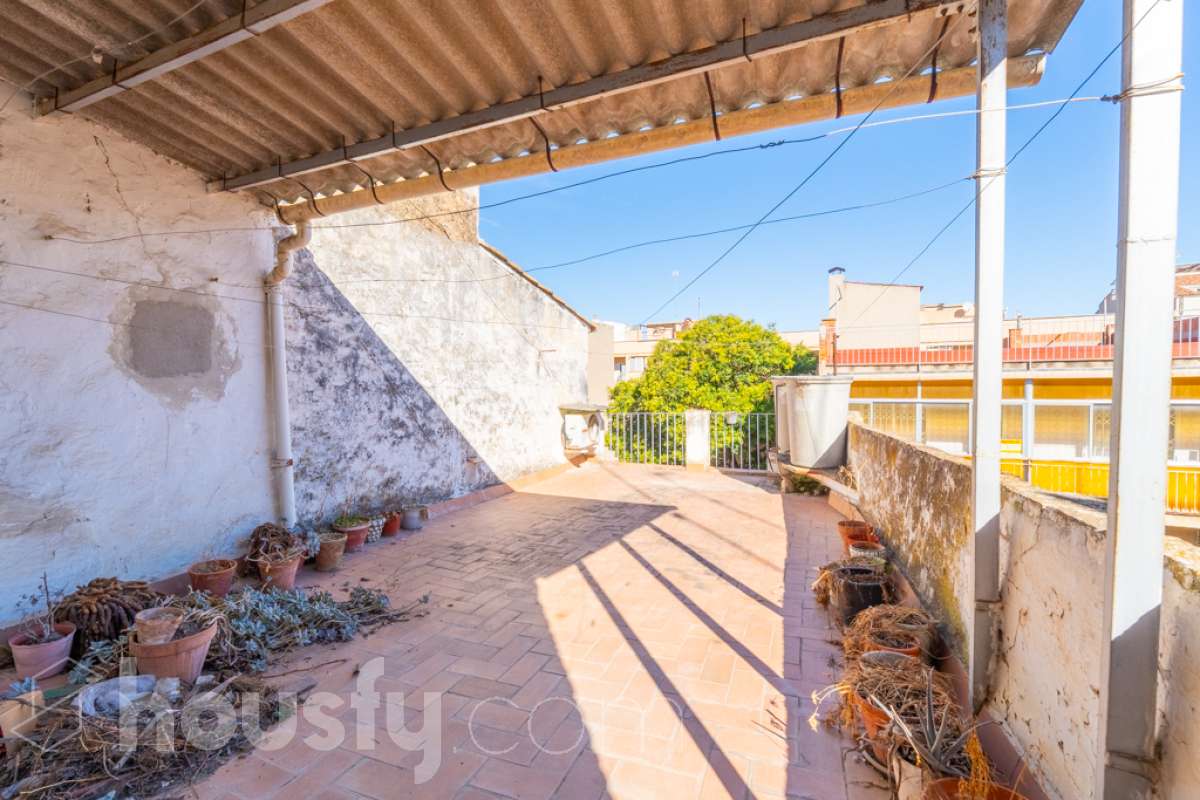 Housfy vende 🏡 amplia casa ubicada en Vilafranca del Penedès. Vive la comodidad de tenerlo todo a un paso. Te presentamos esta acogedora casa situada en un entorno inmejorable, en pleno centro de la villa con terraza para disfrutar de momentos al aire libre . Vivienda distribuida en 3 plantas . Planta baja con local-almacén con un espacio polivalente, planta primera con ssalón-comedor y 1 baño y planta segunda con 4 habitaciones y 1 trastero. La vivienda dispone de 173m2 útiles (verificados con la Dirección General de Catastro). Construida en el año: 1850 y reformada para entrar a vivir. Distribución de estancias -Salón-comedor -4 Dormitorios -1 Baño , 1 servicio -Cocina equipada Características específicas -Cédula de habitabilidad -Trastero -Terraza Zona y entorno Respecto a la ubicación, se sitúa en Vilafranca del Penedès, municipio de Barcelona. Esta propiedad se encuentra cerca de transporte público, colegios, supermercados y farmacias. Aviso legal El precio de venta no incluye gastos de la compraventa como notaría, registro, impuestos, ni tampoco honorarios agencia. Esta publicación no es vinculante. Consulta siempre la nota simple con Housfy antes de formalizar la compraventa. Sobre nosotros Housfy es la plataforma integral de servicios inmobiliarios. Nuestra combinación de expertos y tecnología pone al alcance de todo el mundo servicios cómodos, claros y seguros. AICAT número: 7922. Nos encargamos de la gestión y asesoramiento de la compra. ¡Olvídate de todo! Hacemos los trámites por ti. Y, si además necesitas financiación, ponemos a tu disposición un bróker hipotecario para ayudarte a conseguir las mejores condiciones para tu perfil económico. ¿Quieres visitarla? Contacta con Housfy y agenda tu visita sin compromiso. Más información en: housfy.com En cumplimiento de la Ley 8/2026 en Cataluña, el certificado de presencia o ausencia de amianto se encuentra en proceso de tramitación.-27