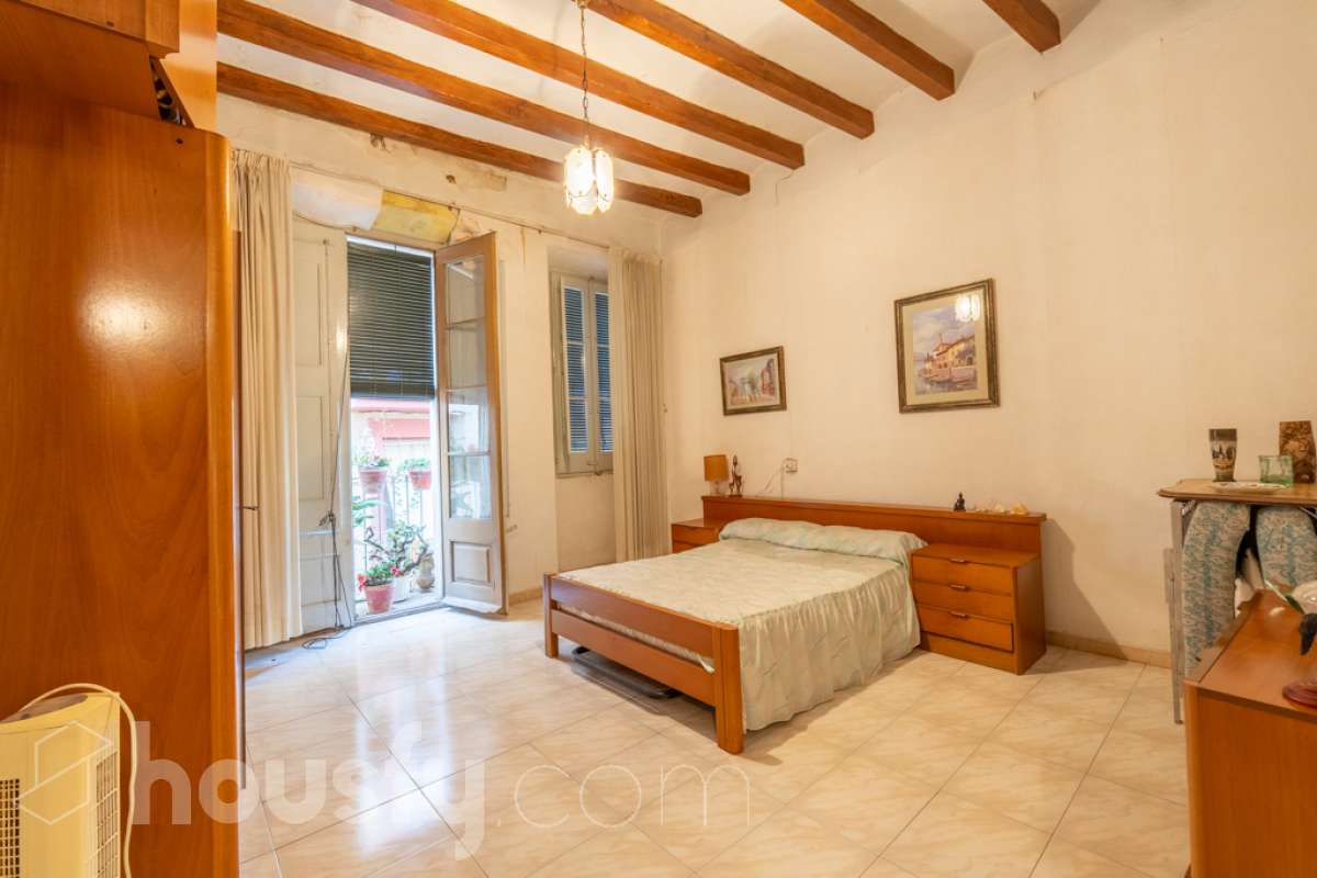 Housfy vende 🏡 amplia casa ubicada en Vilafranca del Penedès. Vive la comodidad de tenerlo todo a un paso. Te presentamos esta acogedora casa situada en un entorno inmejorable, en pleno centro de la villa con terraza para disfrutar de momentos al aire libre . Vivienda distribuida en 3 plantas . Planta baja con local-almacén con un espacio polivalente, planta primera con ssalón-comedor y 1 baño y planta segunda con 4 habitaciones y 1 trastero. La vivienda dispone de 173m2 útiles (verificados con la Dirección General de Catastro). Construida en el año: 1850 y reformada para entrar a vivir. Distribución de estancias -Salón-comedor -4 Dormitorios -1 Baño , 1 servicio -Cocina equipada Características específicas -Cédula de habitabilidad -Trastero -Terraza Zona y entorno Respecto a la ubicación, se sitúa en Vilafranca del Penedès, municipio de Barcelona. Esta propiedad se encuentra cerca de transporte público, colegios, supermercados y farmacias. Aviso legal El precio de venta no incluye gastos de la compraventa como notaría, registro, impuestos, ni tampoco honorarios agencia. Esta publicación no es vinculante. Consulta siempre la nota simple con Housfy antes de formalizar la compraventa. Sobre nosotros Housfy es la plataforma integral de servicios inmobiliarios. Nuestra combinación de expertos y tecnología pone al alcance de todo el mundo servicios cómodos, claros y seguros. AICAT número: 7922. Nos encargamos de la gestión y asesoramiento de la compra. ¡Olvídate de todo! Hacemos los trámites por ti. Y, si además necesitas financiación, ponemos a tu disposición un bróker hipotecario para ayudarte a conseguir las mejores condiciones para tu perfil económico. ¿Quieres visitarla? Contacta con Housfy y agenda tu visita sin compromiso. Más información en: housfy.com En cumplimiento de la Ley 8/2026 en Cataluña, el certificado de presencia o ausencia de amianto se encuentra en proceso de tramitación.-9