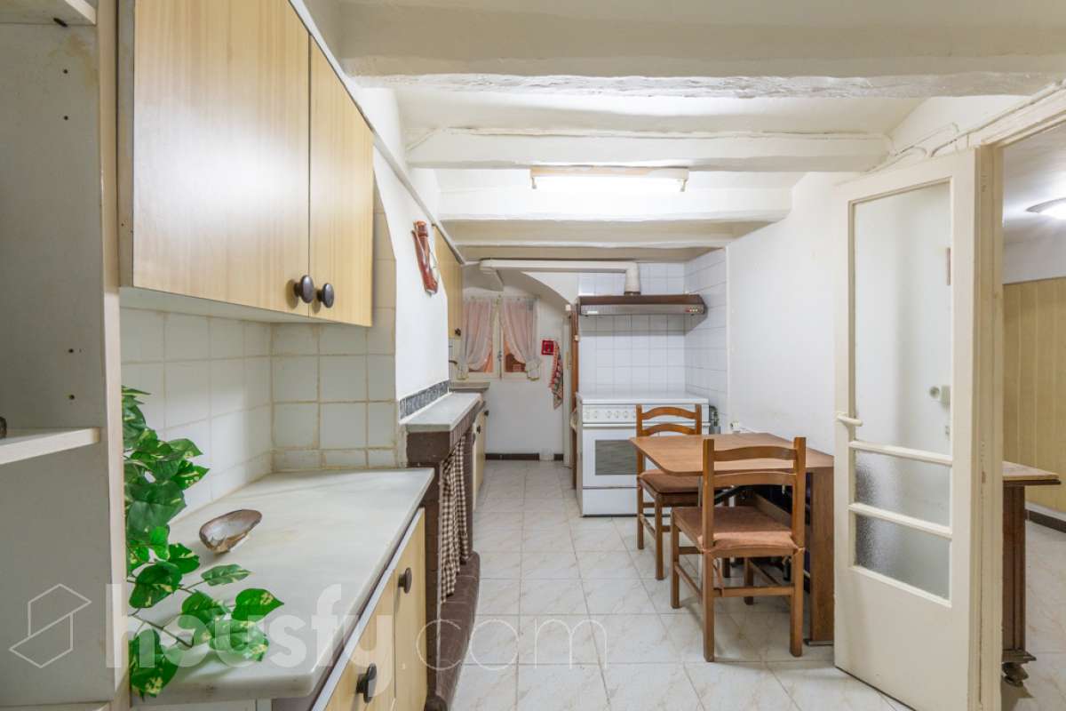 Housfy vende 🏡 amplia casa ubicada en Vilafranca del Penedès. Vive la comodidad de tenerlo todo a un paso. Te presentamos esta acogedora casa situada en un entorno inmejorable, en pleno centro de la villa con terraza para disfrutar de momentos al aire libre . Vivienda distribuida en 3 plantas . Planta baja con local-almacén con un espacio polivalente, planta primera con ssalón-comedor y 1 baño y planta segunda con 4 habitaciones y 1 trastero. La vivienda dispone de 173m2 útiles (verificados con la Dirección General de Catastro). Construida en el año: 1850 y reformada para entrar a vivir. Distribución de estancias -Salón-comedor -4 Dormitorios -1 Baño , 1 servicio -Cocina equipada Características específicas -Cédula de habitabilidad -Trastero -Terraza Zona y entorno Respecto a la ubicación, se sitúa en Vilafranca del Penedès, municipio de Barcelona. Esta propiedad se encuentra cerca de transporte público, colegios, supermercados y farmacias. Aviso legal El precio de venta no incluye gastos de la compraventa como notaría, registro, impuestos, ni tampoco honorarios agencia. Esta publicación no es vinculante. Consulta siempre la nota simple con Housfy antes de formalizar la compraventa. Sobre nosotros Housfy es la plataforma integral de servicios inmobiliarios. Nuestra combinación de expertos y tecnología pone al alcance de todo el mundo servicios cómodos, claros y seguros. AICAT número: 7922. Nos encargamos de la gestión y asesoramiento de la compra. ¡Olvídate de todo! Hacemos los trámites por ti. Y, si además necesitas financiación, ponemos a tu disposición un bróker hipotecario para ayudarte a conseguir las mejores condiciones para tu perfil económico. ¿Quieres visitarla? Contacta con Housfy y agenda tu visita sin compromiso. Más información en: housfy.com En cumplimiento de la Ley 8/2026 en Cataluña, el certificado de presencia o ausencia de amianto se encuentra en proceso de tramitación.-19