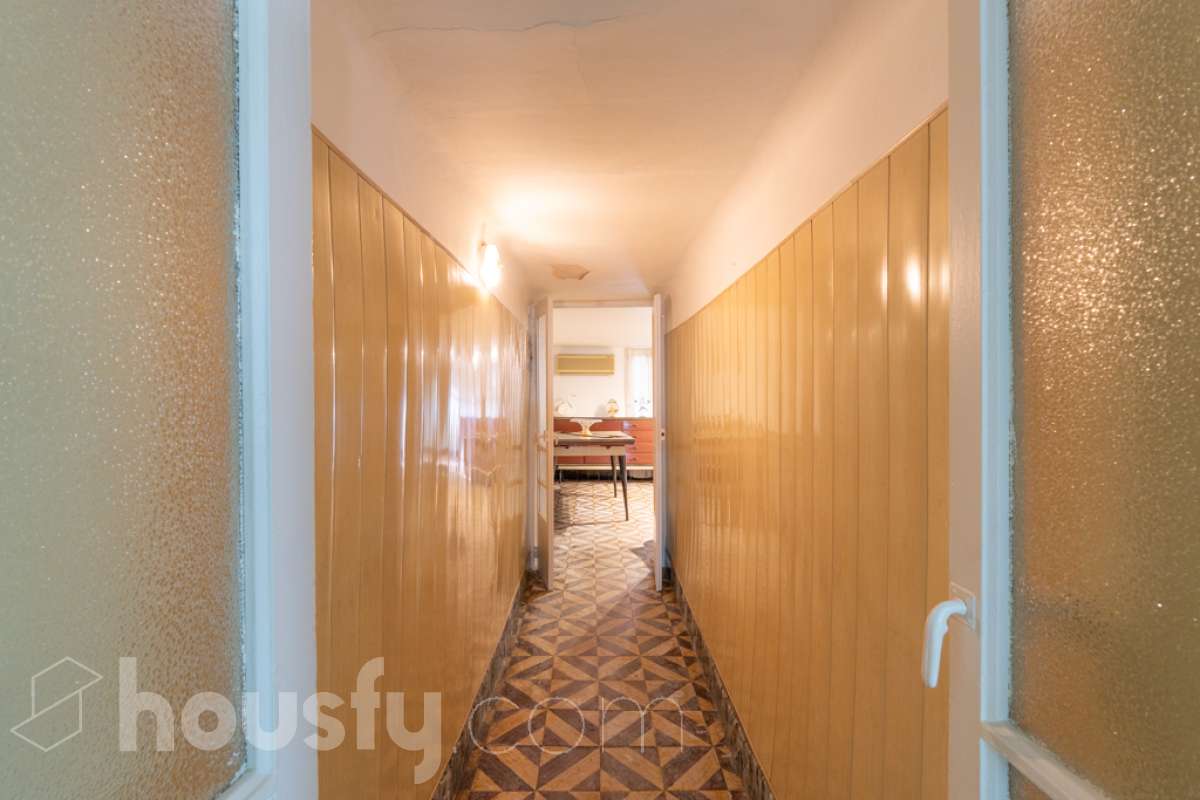 Housfy vende 🏡 amplia casa ubicada en Vilafranca del Penedès. Vive la comodidad de tenerlo todo a un paso. Te presentamos esta acogedora casa situada en un entorno inmejorable, en pleno centro de la villa con terraza para disfrutar de momentos al aire libre . Vivienda distribuida en 3 plantas . Planta baja con local-almacén con un espacio polivalente, planta primera con ssalón-comedor y 1 baño y planta segunda con 4 habitaciones y 1 trastero. La vivienda dispone de 173m2 útiles (verificados con la Dirección General de Catastro). Construida en el año: 1850 y reformada para entrar a vivir. Distribución de estancias -Salón-comedor -4 Dormitorios -1 Baño , 1 servicio -Cocina equipada Características específicas -Cédula de habitabilidad -Trastero -Terraza Zona y entorno Respecto a la ubicación, se sitúa en Vilafranca del Penedès, municipio de Barcelona. Esta propiedad se encuentra cerca de transporte público, colegios, supermercados y farmacias. Aviso legal El precio de venta no incluye gastos de la compraventa como notaría, registro, impuestos, ni tampoco honorarios agencia. Esta publicación no es vinculante. Consulta siempre la nota simple con Housfy antes de formalizar la compraventa. Sobre nosotros Housfy es la plataforma integral de servicios inmobiliarios. Nuestra combinación de expertos y tecnología pone al alcance de todo el mundo servicios cómodos, claros y seguros. AICAT número: 7922. Nos encargamos de la gestión y asesoramiento de la compra. ¡Olvídate de todo! Hacemos los trámites por ti. Y, si además necesitas financiación, ponemos a tu disposición un bróker hipotecario para ayudarte a conseguir las mejores condiciones para tu perfil económico. ¿Quieres visitarla? Contacta con Housfy y agenda tu visita sin compromiso. Más información en: housfy.com En cumplimiento de la Ley 8/2026 en Cataluña, el certificado de presencia o ausencia de amianto se encuentra en proceso de tramitación.-34
