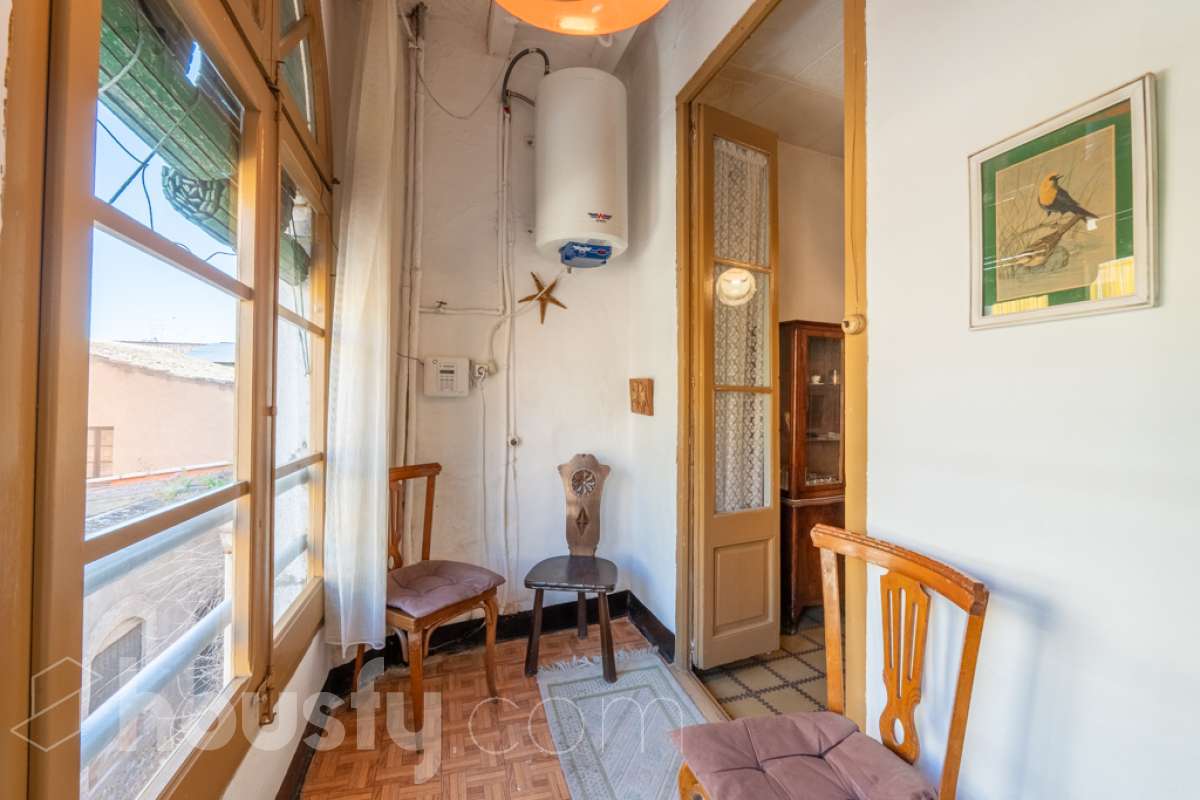 Housfy vende 🏡 amplia casa ubicada en Vilafranca del Penedès. Vive la comodidad de tenerlo todo a un paso. Te presentamos esta acogedora casa situada en un entorno inmejorable, en pleno centro de la villa con terraza para disfrutar de momentos al aire libre . Vivienda distribuida en 3 plantas . Planta baja con local-almacén con un espacio polivalente, planta primera con ssalón-comedor y 1 baño y planta segunda con 4 habitaciones y 1 trastero. La vivienda dispone de 173m2 útiles (verificados con la Dirección General de Catastro). Construida en el año: 1850 y reformada para entrar a vivir. Distribución de estancias -Salón-comedor -4 Dormitorios -1 Baño , 1 servicio -Cocina equipada Características específicas -Cédula de habitabilidad -Trastero -Terraza Zona y entorno Respecto a la ubicación, se sitúa en Vilafranca del Penedès, municipio de Barcelona. Esta propiedad se encuentra cerca de transporte público, colegios, supermercados y farmacias. Aviso legal El precio de venta no incluye gastos de la compraventa como notaría, registro, impuestos, ni tampoco honorarios agencia. Esta publicación no es vinculante. Consulta siempre la nota simple con Housfy antes de formalizar la compraventa. Sobre nosotros Housfy es la plataforma integral de servicios inmobiliarios. Nuestra combinación de expertos y tecnología pone al alcance de todo el mundo servicios cómodos, claros y seguros. AICAT número: 7922. Nos encargamos de la gestión y asesoramiento de la compra. ¡Olvídate de todo! Hacemos los trámites por ti. Y, si además necesitas financiación, ponemos a tu disposición un bróker hipotecario para ayudarte a conseguir las mejores condiciones para tu perfil económico. ¿Quieres visitarla? Contacta con Housfy y agenda tu visita sin compromiso. Más información en: housfy.com En cumplimiento de la Ley 8/2026 en Cataluña, el certificado de presencia o ausencia de amianto se encuentra en proceso de tramitación.-28