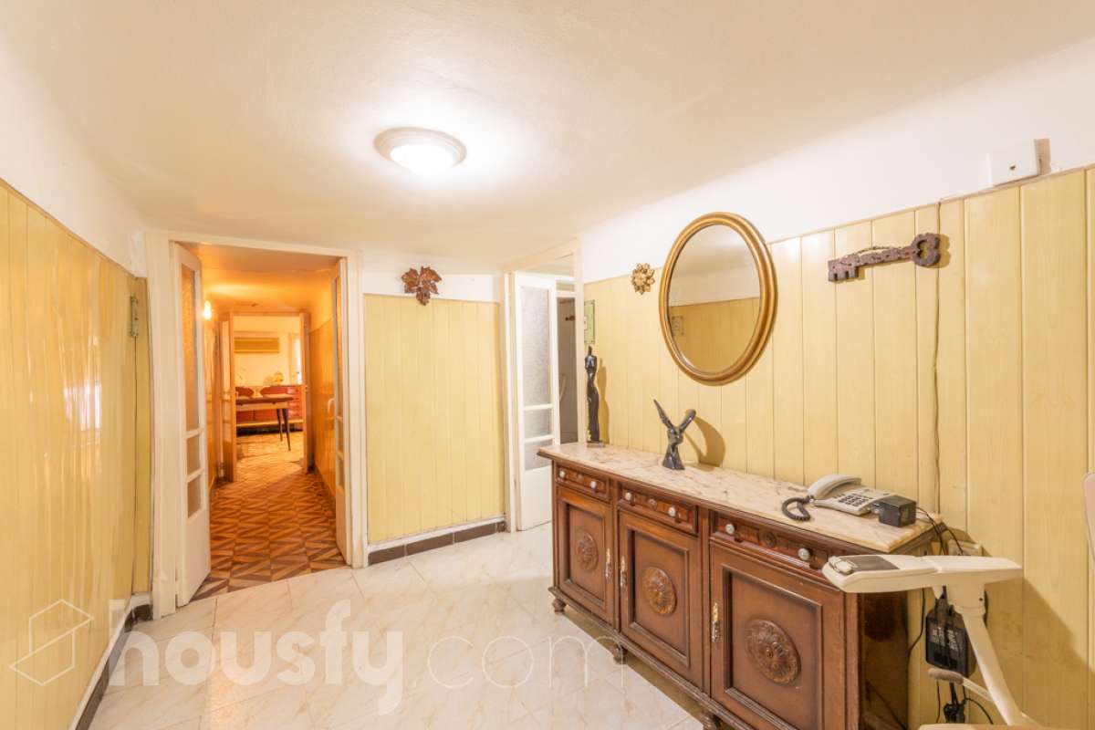 Housfy vende 🏡 amplia casa ubicada en Vilafranca del Penedès. Vive la comodidad de tenerlo todo a un paso. Te presentamos esta acogedora casa situada en un entorno inmejorable, en pleno centro de la villa con terraza para disfrutar de momentos al aire libre . Vivienda distribuida en 3 plantas . Planta baja con local-almacén con un espacio polivalente, planta primera con ssalón-comedor y 1 baño y planta segunda con 4 habitaciones y 1 trastero. La vivienda dispone de 173m2 útiles (verificados con la Dirección General de Catastro). Construida en el año: 1850 y reformada para entrar a vivir. Distribución de estancias -Salón-comedor -4 Dormitorios -1 Baño , 1 servicio -Cocina equipada Características específicas -Cédula de habitabilidad -Trastero -Terraza Zona y entorno Respecto a la ubicación, se sitúa en Vilafranca del Penedès, municipio de Barcelona. Esta propiedad se encuentra cerca de transporte público, colegios, supermercados y farmacias. Aviso legal El precio de venta no incluye gastos de la compraventa como notaría, registro, impuestos, ni tampoco honorarios agencia. Esta publicación no es vinculante. Consulta siempre la nota simple con Housfy antes de formalizar la compraventa. Sobre nosotros Housfy es la plataforma integral de servicios inmobiliarios. Nuestra combinación de expertos y tecnología pone al alcance de todo el mundo servicios cómodos, claros y seguros. AICAT número: 7922. Nos encargamos de la gestión y asesoramiento de la compra. ¡Olvídate de todo! Hacemos los trámites por ti. Y, si además necesitas financiación, ponemos a tu disposición un bróker hipotecario para ayudarte a conseguir las mejores condiciones para tu perfil económico. ¿Quieres visitarla? Contacta con Housfy y agenda tu visita sin compromiso. Más información en: housfy.com En cumplimiento de la Ley 8/2026 en Cataluña, el certificado de presencia o ausencia de amianto se encuentra en proceso de tramitación.-18