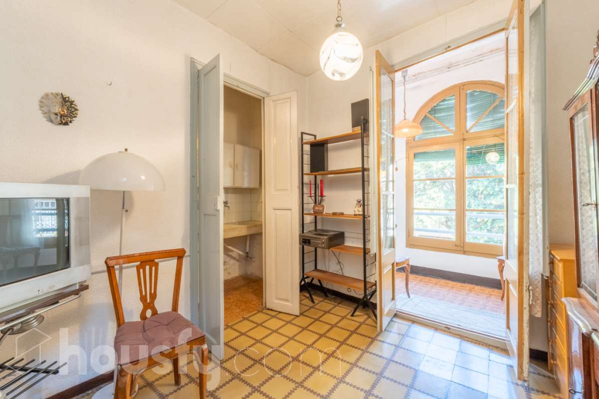 Housfy vende 🏡 amplia casa ubicada en Vilafranca del Penedès. Vive la comodidad de tenerlo todo a un paso. Te presentamos esta acogedora casa situada en un entorno inmejorable, en pleno centro de la villa con terraza para disfrutar de momentos al aire libre . Vivienda distribuida en 3 plantas . Planta baja con local-almacén con un espacio polivalente, planta primera con ssalón-comedor y 1 baño y planta segunda con 4 habitaciones y 1 trastero. La vivienda dispone de 173m2 útiles (verificados con la Dirección General de Catastro). Construida en el año: 1850 y reformada para entrar a vivir. Distribución de estancias -Salón-comedor -4 Dormitorios -1 Baño , 1 servicio -Cocina equipada Características específicas -Cédula de habitabilidad -Trastero -Terraza Zona y entorno Respecto a la ubicación, se sitúa en Vilafranca del Penedès, municipio de Barcelona. Esta propiedad se encuentra cerca de transporte público, colegios, supermercados y farmacias. Aviso legal El precio de venta no incluye gastos de la compraventa como notaría, registro, impuestos, ni tampoco honorarios agencia. Esta publicación no es vinculante. Consulta siempre la nota simple con Housfy antes de formalizar la compraventa. Sobre nosotros Housfy es la plataforma integral de servicios inmobiliarios. Nuestra combinación de expertos y tecnología pone al alcance de todo el mundo servicios cómodos, claros y seguros. AICAT número: 7922. Nos encargamos de la gestión y asesoramiento de la compra. ¡Olvídate de todo! Hacemos los trámites por ti. Y, si además necesitas financiación, ponemos a tu disposición un bróker hipotecario para ayudarte a conseguir las mejores condiciones para tu perfil económico. ¿Quieres visitarla? Contacta con Housfy y agenda tu visita sin compromiso. Más información en: housfy.com En cumplimiento de la Ley 8/2026 en Cataluña, el certificado de presencia o ausencia de amianto se encuentra en proceso de tramitación.-6