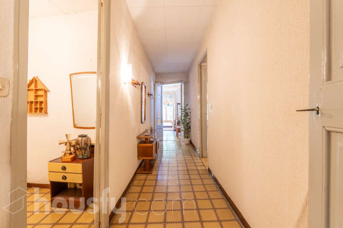 Housfy vende 🏡 amplia casa ubicada en Vilafranca del Penedès. Vive la comodidad de tenerlo todo a un paso. Te presentamos esta acogedora casa situada en un entorno inmejorable, en pleno centro de la villa con terraza para disfrutar de momentos al aire libre . Vivienda distribuida en 3 plantas . Planta baja con local-almacén con un espacio polivalente, planta primera con ssalón-comedor y 1 baño y planta segunda con 4 habitaciones y 1 trastero. La vivienda dispone de 173m2 útiles (verificados con la Dirección General de Catastro). Construida en el año: 1850 y reformada para entrar a vivir. Distribución de estancias -Salón-comedor -4 Dormitorios -1 Baño , 1 servicio -Cocina equipada Características específicas -Cédula de habitabilidad -Trastero -Terraza Zona y entorno Respecto a la ubicación, se sitúa en Vilafranca del Penedès, municipio de Barcelona. Esta propiedad se encuentra cerca de transporte público, colegios, supermercados y farmacias. Aviso legal El precio de venta no incluye gastos de la compraventa como notaría, registro, impuestos, ni tampoco honorarios agencia. Esta publicación no es vinculante. Consulta siempre la nota simple con Housfy antes de formalizar la compraventa. Sobre nosotros Housfy es la plataforma integral de servicios inmobiliarios. Nuestra combinación de expertos y tecnología pone al alcance de todo el mundo servicios cómodos, claros y seguros. AICAT número: 7922. Nos encargamos de la gestión y asesoramiento de la compra. ¡Olvídate de todo! Hacemos los trámites por ti. Y, si además necesitas financiación, ponemos a tu disposición un bróker hipotecario para ayudarte a conseguir las mejores condiciones para tu perfil económico. ¿Quieres visitarla? Contacta con Housfy y agenda tu visita sin compromiso. Más información en: housfy.com En cumplimiento de la Ley 8/2026 en Cataluña, el certificado de presencia o ausencia de amianto se encuentra en proceso de tramitación.-37