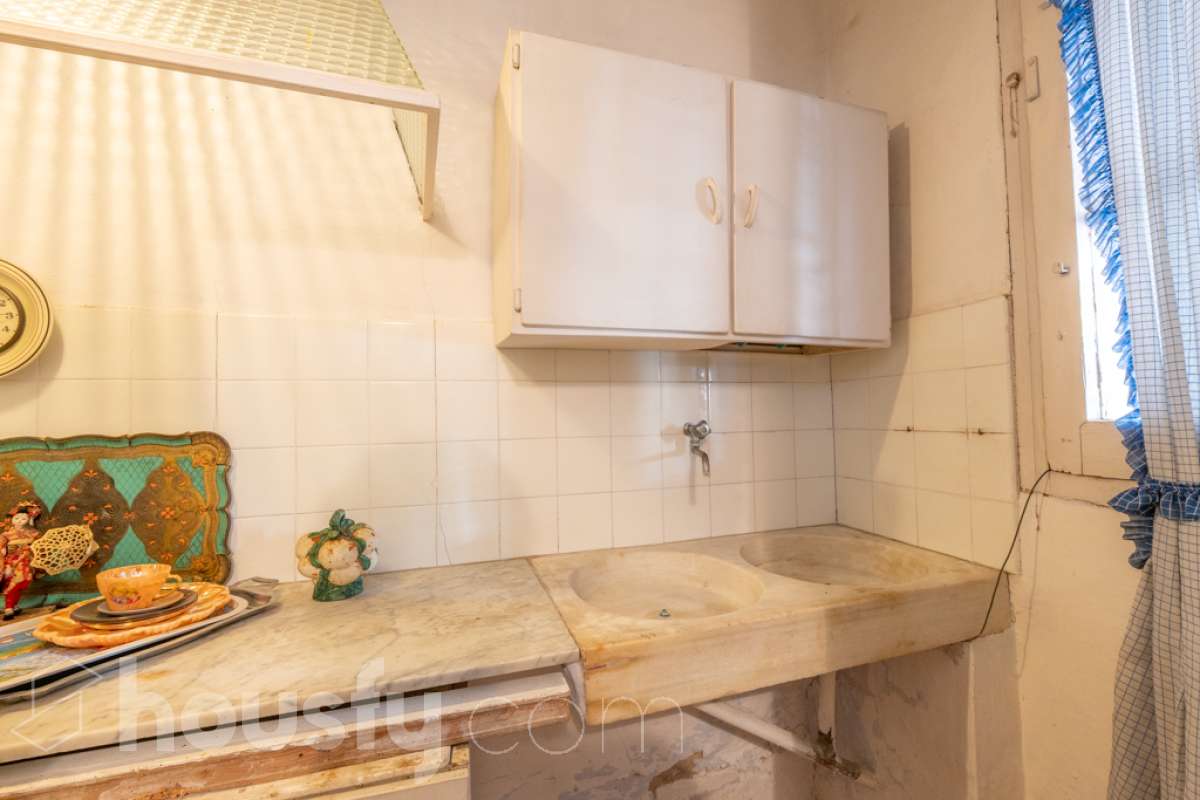 Housfy vende 🏡 amplia casa ubicada en Vilafranca del Penedès. Vive la comodidad de tenerlo todo a un paso. Te presentamos esta acogedora casa situada en un entorno inmejorable, en pleno centro de la villa con terraza para disfrutar de momentos al aire libre . Vivienda distribuida en 3 plantas . Planta baja con local-almacén con un espacio polivalente, planta primera con ssalón-comedor y 1 baño y planta segunda con 4 habitaciones y 1 trastero. La vivienda dispone de 173m2 útiles (verificados con la Dirección General de Catastro). Construida en el año: 1850 y reformada para entrar a vivir. Distribución de estancias -Salón-comedor -4 Dormitorios -1 Baño , 1 servicio -Cocina equipada Características específicas -Cédula de habitabilidad -Trastero -Terraza Zona y entorno Respecto a la ubicación, se sitúa en Vilafranca del Penedès, municipio de Barcelona. Esta propiedad se encuentra cerca de transporte público, colegios, supermercados y farmacias. Aviso legal El precio de venta no incluye gastos de la compraventa como notaría, registro, impuestos, ni tampoco honorarios agencia. Esta publicación no es vinculante. Consulta siempre la nota simple con Housfy antes de formalizar la compraventa. Sobre nosotros Housfy es la plataforma integral de servicios inmobiliarios. Nuestra combinación de expertos y tecnología pone al alcance de todo el mundo servicios cómodos, claros y seguros. AICAT número: 7922. Nos encargamos de la gestión y asesoramiento de la compra. ¡Olvídate de todo! Hacemos los trámites por ti. Y, si además necesitas financiación, ponemos a tu disposición un bróker hipotecario para ayudarte a conseguir las mejores condiciones para tu perfil económico. ¿Quieres visitarla? Contacta con Housfy y agenda tu visita sin compromiso. Más información en: housfy.com En cumplimiento de la Ley 8/2026 en Cataluña, el certificado de presencia o ausencia de amianto se encuentra en proceso de tramitación.-23