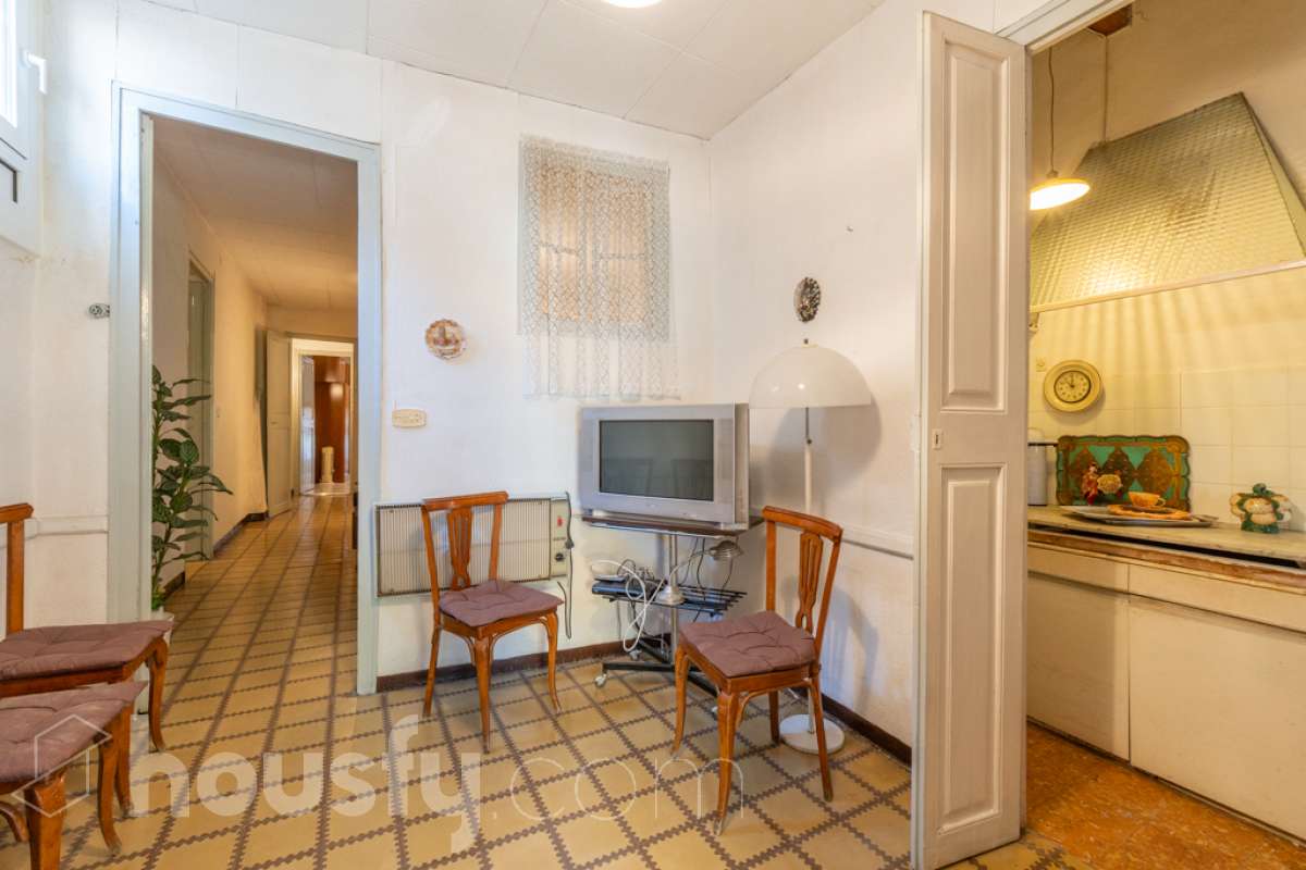 Housfy vende 🏡 amplia casa ubicada en Vilafranca del Penedès. Vive la comodidad de tenerlo todo a un paso. Te presentamos esta acogedora casa situada en un entorno inmejorable, en pleno centro de la villa con terraza para disfrutar de momentos al aire libre . Vivienda distribuida en 3 plantas . Planta baja con local-almacén con un espacio polivalente, planta primera con ssalón-comedor y 1 baño y planta segunda con 4 habitaciones y 1 trastero. La vivienda dispone de 173m2 útiles (verificados con la Dirección General de Catastro). Construida en el año: 1850 y reformada para entrar a vivir. Distribución de estancias -Salón-comedor -4 Dormitorios -1 Baño , 1 servicio -Cocina equipada Características específicas -Cédula de habitabilidad -Trastero -Terraza Zona y entorno Respecto a la ubicación, se sitúa en Vilafranca del Penedès, municipio de Barcelona. Esta propiedad se encuentra cerca de transporte público, colegios, supermercados y farmacias. Aviso legal El precio de venta no incluye gastos de la compraventa como notaría, registro, impuestos, ni tampoco honorarios agencia. Esta publicación no es vinculante. Consulta siempre la nota simple con Housfy antes de formalizar la compraventa. Sobre nosotros Housfy es la plataforma integral de servicios inmobiliarios. Nuestra combinación de expertos y tecnología pone al alcance de todo el mundo servicios cómodos, claros y seguros. AICAT número: 7922. Nos encargamos de la gestión y asesoramiento de la compra. ¡Olvídate de todo! Hacemos los trámites por ti. Y, si además necesitas financiación, ponemos a tu disposición un bróker hipotecario para ayudarte a conseguir las mejores condiciones para tu perfil económico. ¿Quieres visitarla? Contacta con Housfy y agenda tu visita sin compromiso. Más información en: housfy.com En cumplimiento de la Ley 8/2026 en Cataluña, el certificado de presencia o ausencia de amianto se encuentra en proceso de tramitación.-8