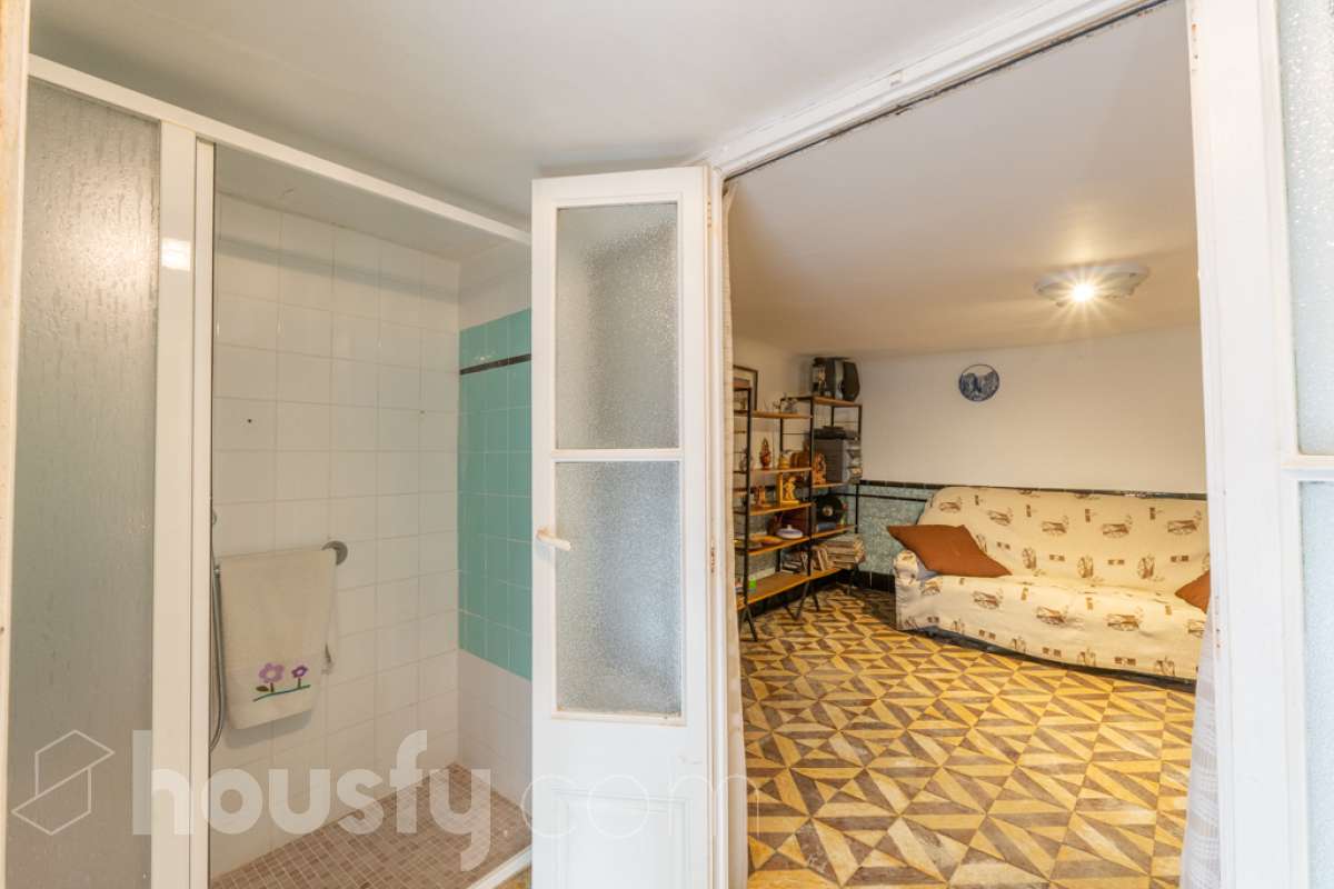 Housfy vende 🏡 amplia casa ubicada en Vilafranca del Penedès. Vive la comodidad de tenerlo todo a un paso. Te presentamos esta acogedora casa situada en un entorno inmejorable, en pleno centro de la villa con terraza para disfrutar de momentos al aire libre . Vivienda distribuida en 3 plantas . Planta baja con local-almacén con un espacio polivalente, planta primera con ssalón-comedor y 1 baño y planta segunda con 4 habitaciones y 1 trastero. La vivienda dispone de 173m2 útiles (verificados con la Dirección General de Catastro). Construida en el año: 1850 y reformada para entrar a vivir. Distribución de estancias -Salón-comedor -4 Dormitorios -1 Baño , 1 servicio -Cocina equipada Características específicas -Cédula de habitabilidad -Trastero -Terraza Zona y entorno Respecto a la ubicación, se sitúa en Vilafranca del Penedès, municipio de Barcelona. Esta propiedad se encuentra cerca de transporte público, colegios, supermercados y farmacias. Aviso legal El precio de venta no incluye gastos de la compraventa como notaría, registro, impuestos, ni tampoco honorarios agencia. Esta publicación no es vinculante. Consulta siempre la nota simple con Housfy antes de formalizar la compraventa. Sobre nosotros Housfy es la plataforma integral de servicios inmobiliarios. Nuestra combinación de expertos y tecnología pone al alcance de todo el mundo servicios cómodos, claros y seguros. AICAT número: 7922. Nos encargamos de la gestión y asesoramiento de la compra. ¡Olvídate de todo! Hacemos los trámites por ti. Y, si además necesitas financiación, ponemos a tu disposición un bróker hipotecario para ayudarte a conseguir las mejores condiciones para tu perfil económico. ¿Quieres visitarla? Contacta con Housfy y agenda tu visita sin compromiso. Más información en: housfy.com En cumplimiento de la Ley 8/2026 en Cataluña, el certificado de presencia o ausencia de amianto se encuentra en proceso de tramitación.-3