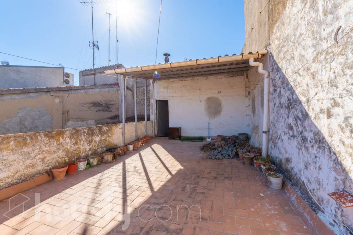 Housfy vende 🏡 amplia casa ubicada en Vilafranca del Penedès. Vive la comodidad de tenerlo todo a un paso. Te presentamos esta acogedora casa situada en un entorno inmejorable, en pleno centro de la villa con terraza para disfrutar de momentos al aire libre . Vivienda distribuida en 3 plantas . Planta baja con local-almacén con un espacio polivalente, planta primera con ssalón-comedor y 1 baño y planta segunda con 4 habitaciones y 1 trastero. La vivienda dispone de 173m2 útiles (verificados con la Dirección General de Catastro). Construida en el año: 1850 y reformada para entrar a vivir. Distribución de estancias -Salón-comedor -4 Dormitorios -1 Baño , 1 servicio -Cocina equipada Características específicas -Cédula de habitabilidad -Trastero -Terraza Zona y entorno Respecto a la ubicación, se sitúa en Vilafranca del Penedès, municipio de Barcelona. Esta propiedad se encuentra cerca de transporte público, colegios, supermercados y farmacias. Aviso legal El precio de venta no incluye gastos de la compraventa como notaría, registro, impuestos, ni tampoco honorarios agencia. Esta publicación no es vinculante. Consulta siempre la nota simple con Housfy antes de formalizar la compraventa. Sobre nosotros Housfy es la plataforma integral de servicios inmobiliarios. Nuestra combinación de expertos y tecnología pone al alcance de todo el mundo servicios cómodos, claros y seguros. AICAT número: 7922. Nos encargamos de la gestión y asesoramiento de la compra. ¡Olvídate de todo! Hacemos los trámites por ti. Y, si además necesitas financiación, ponemos a tu disposición un bróker hipotecario para ayudarte a conseguir las mejores condiciones para tu perfil económico. ¿Quieres visitarla? Contacta con Housfy y agenda tu visita sin compromiso. Más información en: housfy.com En cumplimiento de la Ley 8/2026 en Cataluña, el certificado de presencia o ausencia de amianto se encuentra en proceso de tramitación.-26