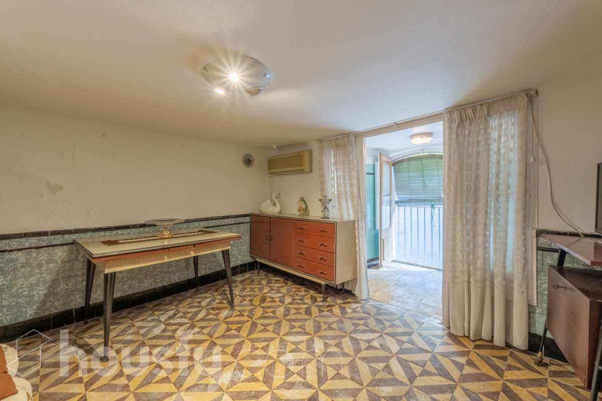 Housfy vende 🏡 amplia casa ubicada en Vilafranca del Penedès. Vive la comodidad de tenerlo todo a un paso. Te presentamos esta acogedora casa situada en un entorno inmejorable, en pleno centro de la villa con terraza para disfrutar de momentos al aire libre . Vivienda distribuida en 3 plantas . Planta baja con local-almacén con un espacio polivalente, planta primera con ssalón-comedor y 1 baño y planta segunda con 4 habitaciones y 1 trastero. La vivienda dispone de 173m2 útiles (verificados con la Dirección General de Catastro). Construida en el año: 1850 y reformada para entrar a vivir. Distribución de estancias -Salón-comedor -4 Dormitorios -1 Baño , 1 servicio -Cocina equipada Características específicas -Cédula de habitabilidad -Trastero -Terraza Zona y entorno Respecto a la ubicación, se sitúa en Vilafranca del Penedès, municipio de Barcelona. Esta propiedad se encuentra cerca de transporte público, colegios, supermercados y farmacias. Aviso legal El precio de venta no incluye gastos de la compraventa como notaría, registro, impuestos, ni tampoco honorarios agencia. Esta publicación no es vinculante. Consulta siempre la nota simple con Housfy antes de formalizar la compraventa. Sobre nosotros Housfy es la plataforma integral de servicios inmobiliarios. Nuestra combinación de expertos y tecnología pone al alcance de todo el mundo servicios cómodos, claros y seguros. AICAT número: 7922. Nos encargamos de la gestión y asesoramiento de la compra. ¡Olvídate de todo! Hacemos los trámites por ti. Y, si además necesitas financiación, ponemos a tu disposición un bróker hipotecario para ayudarte a conseguir las mejores condiciones para tu perfil económico. ¿Quieres visitarla? Contacta con Housfy y agenda tu visita sin compromiso. Más información en: housfy.com En cumplimiento de la Ley 8/2026 en Cataluña, el certificado de presencia o ausencia de amianto se encuentra en proceso de tramitación.-5