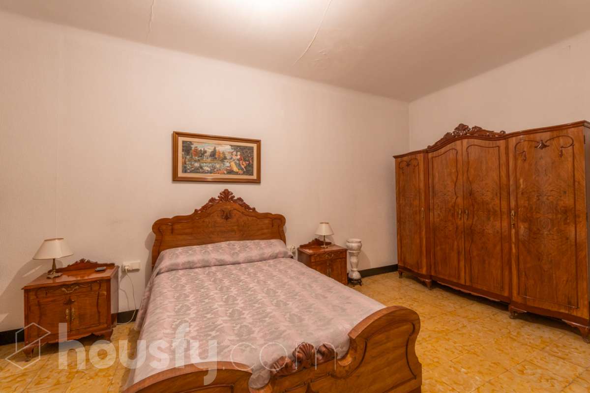 Housfy vende 🏡 amplia casa ubicada en Vilafranca del Penedès. Vive la comodidad de tenerlo todo a un paso. Te presentamos esta acogedora casa situada en un entorno inmejorable, en pleno centro de la villa con terraza para disfrutar de momentos al aire libre . Vivienda distribuida en 3 plantas . Planta baja con local-almacén con un espacio polivalente, planta primera con ssalón-comedor y 1 baño y planta segunda con 4 habitaciones y 1 trastero. La vivienda dispone de 173m2 útiles (verificados con la Dirección General de Catastro). Construida en el año: 1850 y reformada para entrar a vivir. Distribución de estancias -Salón-comedor -4 Dormitorios -1 Baño , 1 servicio -Cocina equipada Características específicas -Cédula de habitabilidad -Trastero -Terraza Zona y entorno Respecto a la ubicación, se sitúa en Vilafranca del Penedès, municipio de Barcelona. Esta propiedad se encuentra cerca de transporte público, colegios, supermercados y farmacias. Aviso legal El precio de venta no incluye gastos de la compraventa como notaría, registro, impuestos, ni tampoco honorarios agencia. Esta publicación no es vinculante. Consulta siempre la nota simple con Housfy antes de formalizar la compraventa. Sobre nosotros Housfy es la plataforma integral de servicios inmobiliarios. Nuestra combinación de expertos y tecnología pone al alcance de todo el mundo servicios cómodos, claros y seguros. AICAT número: 7922. Nos encargamos de la gestión y asesoramiento de la compra. ¡Olvídate de todo! Hacemos los trámites por ti. Y, si además necesitas financiación, ponemos a tu disposición un bróker hipotecario para ayudarte a conseguir las mejores condiciones para tu perfil económico. ¿Quieres visitarla? Contacta con Housfy y agenda tu visita sin compromiso. Más información en: housfy.com En cumplimiento de la Ley 8/2026 en Cataluña, el certificado de presencia o ausencia de amianto se encuentra en proceso de tramitación.-11