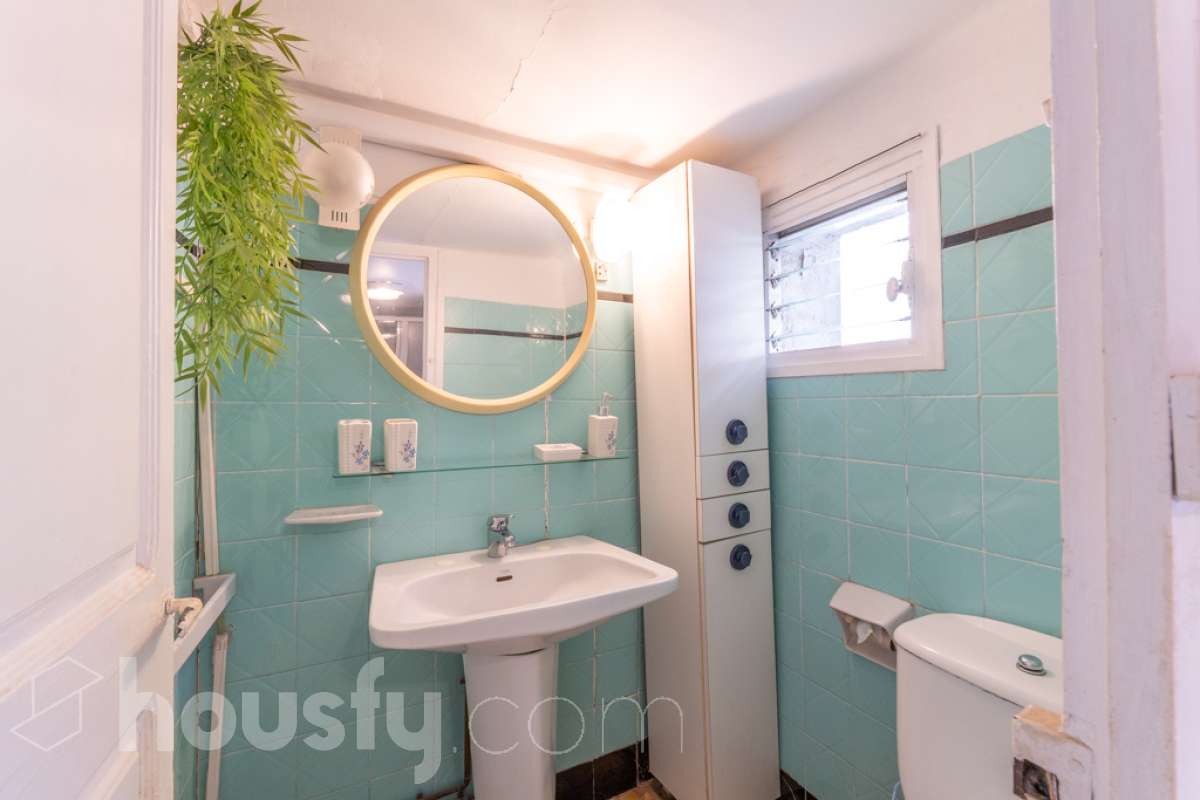 Housfy vende 🏡 amplia casa ubicada en Vilafranca del Penedès. Vive la comodidad de tenerlo todo a un paso. Te presentamos esta acogedora casa situada en un entorno inmejorable, en pleno centro de la villa con terraza para disfrutar de momentos al aire libre . Vivienda distribuida en 3 plantas . Planta baja con local-almacén con un espacio polivalente, planta primera con ssalón-comedor y 1 baño y planta segunda con 4 habitaciones y 1 trastero. La vivienda dispone de 173m2 útiles (verificados con la Dirección General de Catastro). Construida en el año: 1850 y reformada para entrar a vivir. Distribución de estancias -Salón-comedor -4 Dormitorios -1 Baño , 1 servicio -Cocina equipada Características específicas -Cédula de habitabilidad -Trastero -Terraza Zona y entorno Respecto a la ubicación, se sitúa en Vilafranca del Penedès, municipio de Barcelona. Esta propiedad se encuentra cerca de transporte público, colegios, supermercados y farmacias. Aviso legal El precio de venta no incluye gastos de la compraventa como notaría, registro, impuestos, ni tampoco honorarios agencia. Esta publicación no es vinculante. Consulta siempre la nota simple con Housfy antes de formalizar la compraventa. Sobre nosotros Housfy es la plataforma integral de servicios inmobiliarios. Nuestra combinación de expertos y tecnología pone al alcance de todo el mundo servicios cómodos, claros y seguros. AICAT número: 7922. Nos encargamos de la gestión y asesoramiento de la compra. ¡Olvídate de todo! Hacemos los trámites por ti. Y, si además necesitas financiación, ponemos a tu disposición un bróker hipotecario para ayudarte a conseguir las mejores condiciones para tu perfil económico. ¿Quieres visitarla? Contacta con Housfy y agenda tu visita sin compromiso. Más información en: housfy.com En cumplimiento de la Ley 8/2026 en Cataluña, el certificado de presencia o ausencia de amianto se encuentra en proceso de tramitación.-25