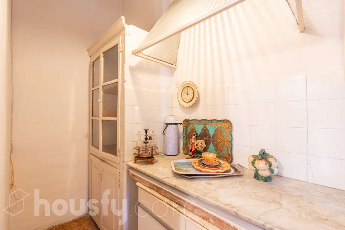 Housfy vende 🏡 amplia casa ubicada en Vilafranca del Penedès. Vive la comodidad de tenerlo todo a un paso. Te presentamos esta acogedora casa situada en un entorno inmejorable, en pleno centro de la villa con terraza para disfrutar de momentos al aire libre . Vivienda distribuida en 3 plantas . Planta baja con local-almacén con un espacio polivalente, planta primera con ssalón-comedor y 1 baño y planta segunda con 4 habitaciones y 1 trastero. La vivienda dispone de 173m2 útiles (verificados con la Dirección General de Catastro). Construida en el año: 1850 y reformada para entrar a vivir. Distribución de estancias -Salón-comedor -4 Dormitorios -1 Baño , 1 servicio -Cocina equipada Características específicas -Cédula de habitabilidad -Trastero -Terraza Zona y entorno Respecto a la ubicación, se sitúa en Vilafranca del Penedès, municipio de Barcelona. Esta propiedad se encuentra cerca de transporte público, colegios, supermercados y farmacias. Aviso legal El precio de venta no incluye gastos de la compraventa como notaría, registro, impuestos, ni tampoco honorarios agencia. Esta publicación no es vinculante. Consulta siempre la nota simple con Housfy antes de formalizar la compraventa. Sobre nosotros Housfy es la plataforma integral de servicios inmobiliarios. Nuestra combinación de expertos y tecnología pone al alcance de todo el mundo servicios cómodos, claros y seguros. AICAT número: 7922. Nos encargamos de la gestión y asesoramiento de la compra. ¡Olvídate de todo! Hacemos los trámites por ti. Y, si además necesitas financiación, ponemos a tu disposición un bróker hipotecario para ayudarte a conseguir las mejores condiciones para tu perfil económico. ¿Quieres visitarla? Contacta con Housfy y agenda tu visita sin compromiso. Más información en: housfy.com En cumplimiento de la Ley 8/2026 en Cataluña, el certificado de presencia o ausencia de amianto se encuentra en proceso de tramitación.-22