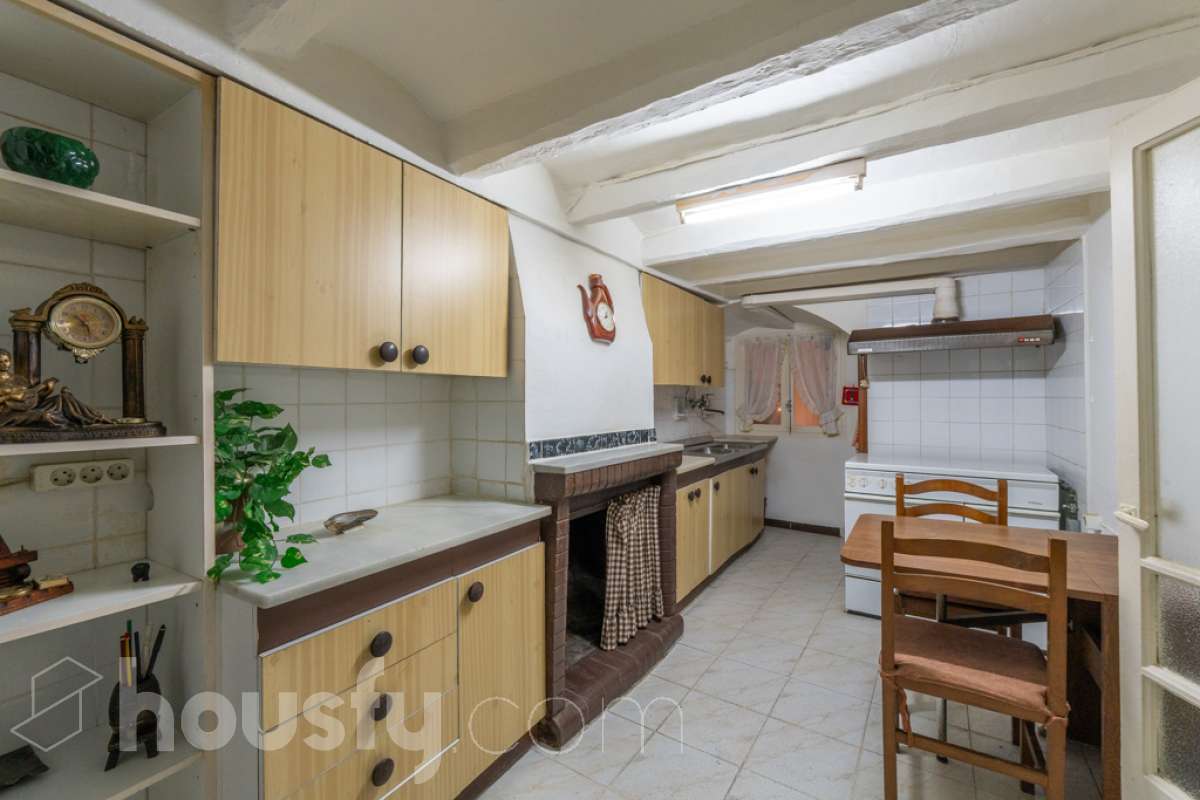 Housfy vende 🏡 amplia casa ubicada en Vilafranca del Penedès. Vive la comodidad de tenerlo todo a un paso. Te presentamos esta acogedora casa situada en un entorno inmejorable, en pleno centro de la villa con terraza para disfrutar de momentos al aire libre . Vivienda distribuida en 3 plantas . Planta baja con local-almacén con un espacio polivalente, planta primera con ssalón-comedor y 1 baño y planta segunda con 4 habitaciones y 1 trastero. La vivienda dispone de 173m2 útiles (verificados con la Dirección General de Catastro). Construida en el año: 1850 y reformada para entrar a vivir. Distribución de estancias -Salón-comedor -4 Dormitorios -1 Baño , 1 servicio -Cocina equipada Características específicas -Cédula de habitabilidad -Trastero -Terraza Zona y entorno Respecto a la ubicación, se sitúa en Vilafranca del Penedès, municipio de Barcelona. Esta propiedad se encuentra cerca de transporte público, colegios, supermercados y farmacias. Aviso legal El precio de venta no incluye gastos de la compraventa como notaría, registro, impuestos, ni tampoco honorarios agencia. Esta publicación no es vinculante. Consulta siempre la nota simple con Housfy antes de formalizar la compraventa. Sobre nosotros Housfy es la plataforma integral de servicios inmobiliarios. Nuestra combinación de expertos y tecnología pone al alcance de todo el mundo servicios cómodos, claros y seguros. AICAT número: 7922. Nos encargamos de la gestión y asesoramiento de la compra. ¡Olvídate de todo! Hacemos los trámites por ti. Y, si además necesitas financiación, ponemos a tu disposición un bróker hipotecario para ayudarte a conseguir las mejores condiciones para tu perfil económico. ¿Quieres visitarla? Contacta con Housfy y agenda tu visita sin compromiso. Más información en: housfy.com En cumplimiento de la Ley 8/2026 en Cataluña, el certificado de presencia o ausencia de amianto se encuentra en proceso de tramitación.-20