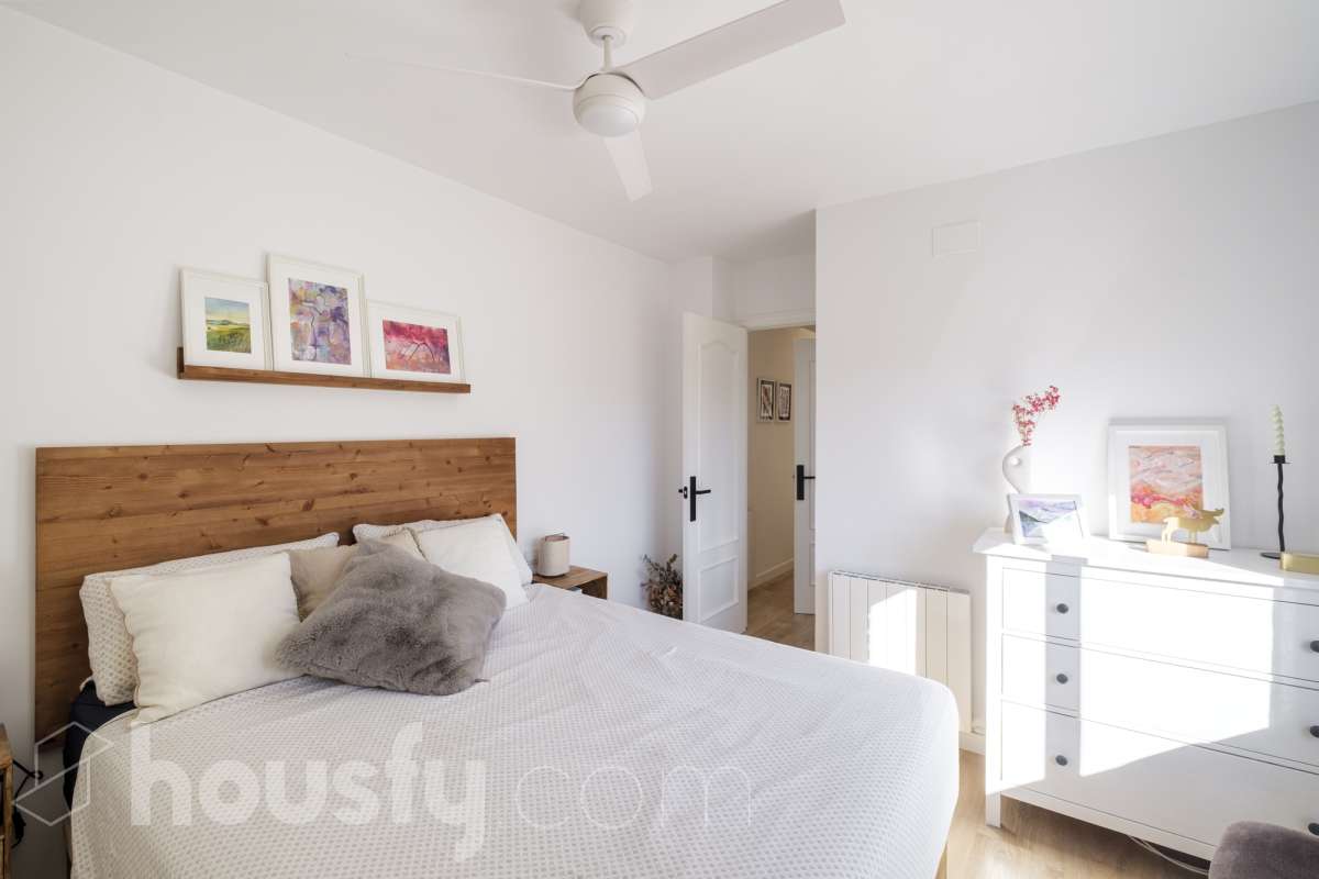 ¡Housfy presenta oportunidad!🏡 Luminoso dúplex en Sant Pere, reformado, el cuál consta de 97m2 (67 m2 útiles verificados con la Dirección General de Catastro y 30 de terraza). Se encuentra en una moderna finca del año 2000. Distribución de estancias: En la primera planta, pasamos de un agradecido recibidor para llegar a un amplio salón-comedor, luminoso y exterior por su orientación al este. Desde él tenemos acceso a un soleado balcón y a la cocina, también exterior. En esta misma planta encontramos dos habitaciones exteriores y un baño completo, también exterior. Subiendo tenemos una segunda planta con una habitación con baño en suite, y salida a una espectacular y soleada terraza de 30m2 con barbacoa de obra y toldo. La finca es una muy buena finca de pocos vecinos y ascensor. Muy bien cuidada, además de aportarnos un piso espectacularmente reformado, con gustos refinados y modernos. Ventanas de doble vidrio climalit, aire acondicionado y todas las comodidades que requiere la vivienda de hoy en día. - Salón-comedor - 3 Dormitorios - 2 Baños - Cocina equipada Características específicas: - Ascensor - Aire acondicionado - Puerta blindada - Balcón - Terraza Zona y entorno: Respecto a la ubicación, se sitúa en Terrassa, municipio de Barcelona, dentro del barrio de Sant Pere. Este barrio es codiciado debida a la amplia oferta de servicios esenciales, supermercados y vida vibrante, pero con la tranquilidad de ser una zona residencial. A 5 minutos a pie de los ferrocarriles y los rodalies en la Estació del Nord, a 10 minutos andando del parque de Vallparadís y múltiples líneas de bus en las inmediaciones. Esta propiedad se encuentra cerca de transporte público, colegios, supermercados y farmacias. Aviso legal: El precio de venta no incluye gastos de la compraventa como notaría, registro, impuestos, ni tampoco honorarios agencia. Esta publicación no es vinculante. Consulta siempre la nota simple con Housfy antes de formalizar la compraventa. Sobre nosotros: Housfy es la plataforma integral de servicios inmobiliarios. Nuestra combinación de expertos y tecnología pone al alcance de todo el mundo servicios cómodos, claros y seguros. AICAT número: 7922. Nos encargamos de la gestión y asesoramiento de la compra. Olvídate de todo. Hacemos los trámites por ti. Y, si además necesitas financiación, ponemos a tu disposición un bróker hipotecario para ayudarte a conseguir las mejores condiciones para tu perfil económico. ¿Quieres visitarla? Contacta con Housfy y agenda tu visita sin compromiso. Más información en: housfy.com En cumplimiento de la Ley 8/2026 en Cataluña, el certificado de presencia o ausencia de amianto se encuentra en proceso de tramitación-8