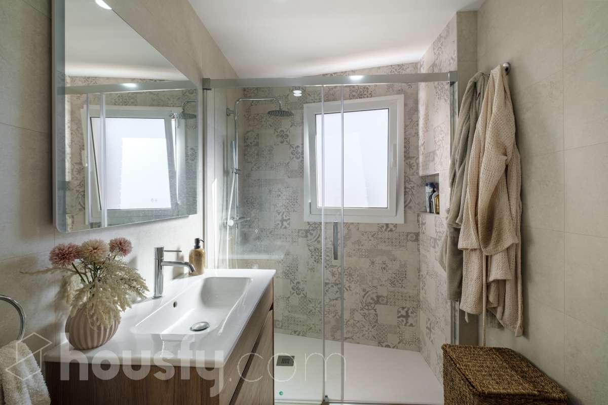 ¡Housfy presenta oportunidad!🏡 Luminoso dúplex en Sant Pere, reformado, el cuál consta de 97m2 (67 m2 útiles verificados con la Dirección General de Catastro y 30 de terraza). Se encuentra en una moderna finca del año 2000. Distribución de estancias: En la primera planta, pasamos de un agradecido recibidor para llegar a un amplio salón-comedor, luminoso y exterior por su orientación al este. Desde él tenemos acceso a un soleado balcón y a la cocina, también exterior. En esta misma planta encontramos dos habitaciones exteriores y un baño completo, también exterior. Subiendo tenemos una segunda planta con una habitación con baño en suite, y salida a una espectacular y soleada terraza de 30m2 con barbacoa de obra y toldo. La finca es una muy buena finca de pocos vecinos y ascensor. Muy bien cuidada, además de aportarnos un piso espectacularmente reformado, con gustos refinados y modernos. Ventanas de doble vidrio climalit, aire acondicionado y todas las comodidades que requiere la vivienda de hoy en día. - Salón-comedor - 3 Dormitorios - 2 Baños - Cocina equipada Características específicas: - Ascensor - Aire acondicionado - Puerta blindada - Balcón - Terraza Zona y entorno: Respecto a la ubicación, se sitúa en Terrassa, municipio de Barcelona, dentro del barrio de Sant Pere. Este barrio es codiciado debida a la amplia oferta de servicios esenciales, supermercados y vida vibrante, pero con la tranquilidad de ser una zona residencial. A 5 minutos a pie de los ferrocarriles y los rodalies en la Estació del Nord, a 10 minutos andando del parque de Vallparadís y múltiples líneas de bus en las inmediaciones. Esta propiedad se encuentra cerca de transporte público, colegios, supermercados y farmacias. Aviso legal: El precio de venta no incluye gastos de la compraventa como notaría, registro, impuestos, ni tampoco honorarios agencia. Esta publicación no es vinculante. Consulta siempre la nota simple con Housfy antes de formalizar la compraventa. Sobre nosotros: Housfy es la plataforma integral de servicios inmobiliarios. Nuestra combinación de expertos y tecnología pone al alcance de todo el mundo servicios cómodos, claros y seguros. AICAT número: 7922. Nos encargamos de la gestión y asesoramiento de la compra. Olvídate de todo. Hacemos los trámites por ti. Y, si además necesitas financiación, ponemos a tu disposición un bróker hipotecario para ayudarte a conseguir las mejores condiciones para tu perfil económico. ¿Quieres visitarla? Contacta con Housfy y agenda tu visita sin compromiso. Más información en: housfy.com En cumplimiento de la Ley 8/2026 en Cataluña, el certificado de presencia o ausencia de amianto se encuentra en proceso de tramitación-16