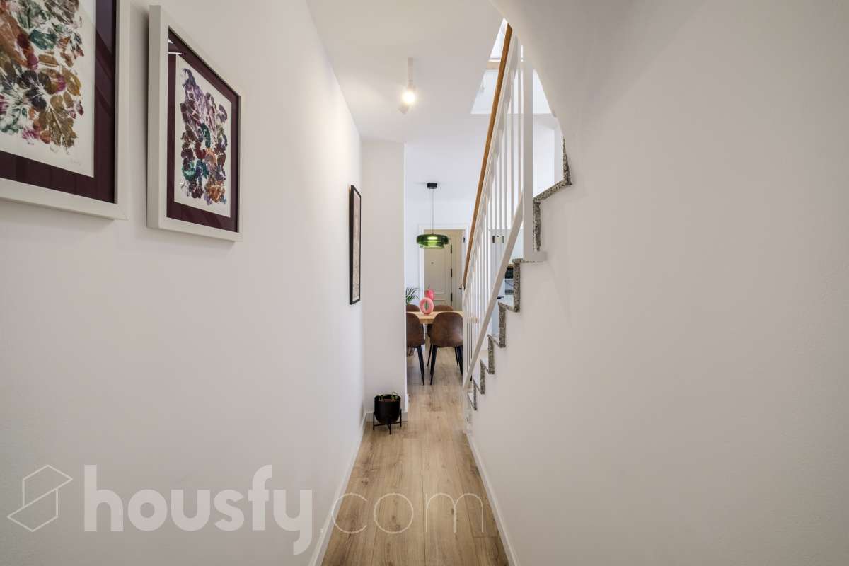 ¡Housfy presenta oportunidad!🏡 Luminoso dúplex en Sant Pere, reformado, el cuál consta de 97m2 (67 m2 útiles verificados con la Dirección General de Catastro y 30 de terraza). Se encuentra en una moderna finca del año 2000. Distribución de estancias: En la primera planta, pasamos de un agradecido recibidor para llegar a un amplio salón-comedor, luminoso y exterior por su orientación al este. Desde él tenemos acceso a un soleado balcón y a la cocina, también exterior. En esta misma planta encontramos dos habitaciones exteriores y un baño completo, también exterior. Subiendo tenemos una segunda planta con una habitación con baño en suite, y salida a una espectacular y soleada terraza de 30m2 con barbacoa de obra y toldo. La finca es una muy buena finca de pocos vecinos y ascensor. Muy bien cuidada, además de aportarnos un piso espectacularmente reformado, con gustos refinados y modernos. Ventanas de doble vidrio climalit, aire acondicionado y todas las comodidades que requiere la vivienda de hoy en día. - Salón-comedor - 3 Dormitorios - 2 Baños - Cocina equipada Características específicas: - Ascensor - Aire acondicionado - Puerta blindada - Balcón - Terraza Zona y entorno: Respecto a la ubicación, se sitúa en Terrassa, municipio de Barcelona, dentro del barrio de Sant Pere. Este barrio es codiciado debida a la amplia oferta de servicios esenciales, supermercados y vida vibrante, pero con la tranquilidad de ser una zona residencial. A 5 minutos a pie de los ferrocarriles y los rodalies en la Estació del Nord, a 10 minutos andando del parque de Vallparadís y múltiples líneas de bus en las inmediaciones. Esta propiedad se encuentra cerca de transporte público, colegios, supermercados y farmacias. Aviso legal: El precio de venta no incluye gastos de la compraventa como notaría, registro, impuestos, ni tampoco honorarios agencia. Esta publicación no es vinculante. Consulta siempre la nota simple con Housfy antes de formalizar la compraventa. Sobre nosotros: Housfy es la plataforma integral de servicios inmobiliarios. Nuestra combinación de expertos y tecnología pone al alcance de todo el mundo servicios cómodos, claros y seguros. AICAT número: 7922. Nos encargamos de la gestión y asesoramiento de la compra. Olvídate de todo. Hacemos los trámites por ti. Y, si además necesitas financiación, ponemos a tu disposición un bróker hipotecario para ayudarte a conseguir las mejores condiciones para tu perfil económico. ¿Quieres visitarla? Contacta con Housfy y agenda tu visita sin compromiso. Más información en: housfy.com En cumplimiento de la Ley 8/2026 en Cataluña, el certificado de presencia o ausencia de amianto se encuentra en proceso de tramitación-24