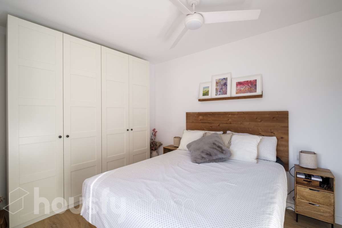 ¡Housfy presenta oportunidad!🏡 Luminoso dúplex en Sant Pere, reformado, el cuál consta de 97m2 (67 m2 útiles verificados con la Dirección General de Catastro y 30 de terraza). Se encuentra en una moderna finca del año 2000. Distribución de estancias: En la primera planta, pasamos de un agradecido recibidor para llegar a un amplio salón-comedor, luminoso y exterior por su orientación al este. Desde él tenemos acceso a un soleado balcón y a la cocina, también exterior. En esta misma planta encontramos dos habitaciones exteriores y un baño completo, también exterior. Subiendo tenemos una segunda planta con una habitación con baño en suite, y salida a una espectacular y soleada terraza de 30m2 con barbacoa de obra y toldo. La finca es una muy buena finca de pocos vecinos y ascensor. Muy bien cuidada, además de aportarnos un piso espectacularmente reformado, con gustos refinados y modernos. Ventanas de doble vidrio climalit, aire acondicionado y todas las comodidades que requiere la vivienda de hoy en día. - Salón-comedor - 3 Dormitorios - 2 Baños - Cocina equipada Características específicas: - Ascensor - Aire acondicionado - Puerta blindada - Balcón - Terraza Zona y entorno: Respecto a la ubicación, se sitúa en Terrassa, municipio de Barcelona, dentro del barrio de Sant Pere. Este barrio es codiciado debida a la amplia oferta de servicios esenciales, supermercados y vida vibrante, pero con la tranquilidad de ser una zona residencial. A 5 minutos a pie de los ferrocarriles y los rodalies en la Estació del Nord, a 10 minutos andando del parque de Vallparadís y múltiples líneas de bus en las inmediaciones. Esta propiedad se encuentra cerca de transporte público, colegios, supermercados y farmacias. Aviso legal: El precio de venta no incluye gastos de la compraventa como notaría, registro, impuestos, ni tampoco honorarios agencia. Esta publicación no es vinculante. Consulta siempre la nota simple con Housfy antes de formalizar la compraventa. Sobre nosotros: Housfy es la plataforma integral de servicios inmobiliarios. Nuestra combinación de expertos y tecnología pone al alcance de todo el mundo servicios cómodos, claros y seguros. AICAT número: 7922. Nos encargamos de la gestión y asesoramiento de la compra. Olvídate de todo. Hacemos los trámites por ti. Y, si además necesitas financiación, ponemos a tu disposición un bróker hipotecario para ayudarte a conseguir las mejores condiciones para tu perfil económico. ¿Quieres visitarla? Contacta con Housfy y agenda tu visita sin compromiso. Más información en: housfy.com En cumplimiento de la Ley 8/2026 en Cataluña, el certificado de presencia o ausencia de amianto se encuentra en proceso de tramitación-6