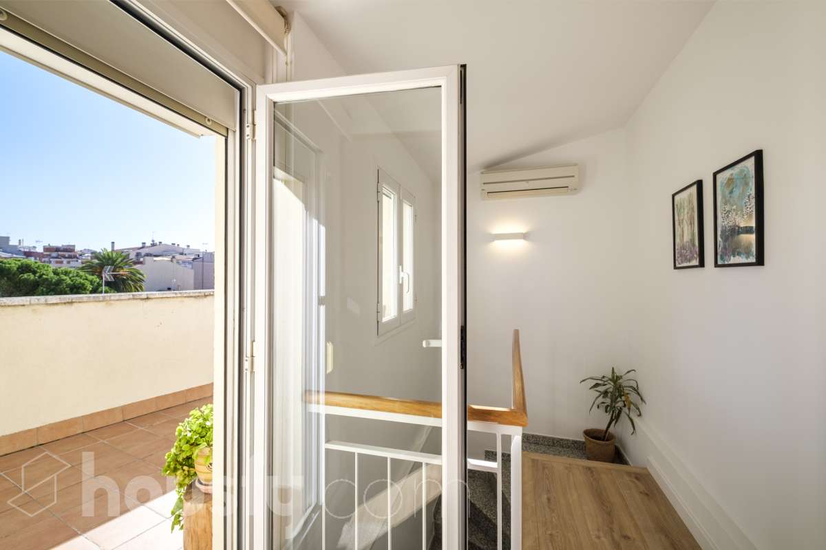 ¡Housfy presenta oportunidad!🏡 Luminoso dúplex en Sant Pere, reformado, el cuál consta de 97m2 (67 m2 útiles verificados con la Dirección General de Catastro y 30 de terraza). Se encuentra en una moderna finca del año 2000. Distribución de estancias: En la primera planta, pasamos de un agradecido recibidor para llegar a un amplio salón-comedor, luminoso y exterior por su orientación al este. Desde él tenemos acceso a un soleado balcón y a la cocina, también exterior. En esta misma planta encontramos dos habitaciones exteriores y un baño completo, también exterior. Subiendo tenemos una segunda planta con una habitación con baño en suite, y salida a una espectacular y soleada terraza de 30m2 con barbacoa de obra y toldo. La finca es una muy buena finca de pocos vecinos y ascensor. Muy bien cuidada, además de aportarnos un piso espectacularmente reformado, con gustos refinados y modernos. Ventanas de doble vidrio climalit, aire acondicionado y todas las comodidades que requiere la vivienda de hoy en día. - Salón-comedor - 3 Dormitorios - 2 Baños - Cocina equipada Características específicas: - Ascensor - Aire acondicionado - Puerta blindada - Balcón - Terraza Zona y entorno: Respecto a la ubicación, se sitúa en Terrassa, municipio de Barcelona, dentro del barrio de Sant Pere. Este barrio es codiciado debida a la amplia oferta de servicios esenciales, supermercados y vida vibrante, pero con la tranquilidad de ser una zona residencial. A 5 minutos a pie de los ferrocarriles y los rodalies en la Estació del Nord, a 10 minutos andando del parque de Vallparadís y múltiples líneas de bus en las inmediaciones. Esta propiedad se encuentra cerca de transporte público, colegios, supermercados y farmacias. Aviso legal: El precio de venta no incluye gastos de la compraventa como notaría, registro, impuestos, ni tampoco honorarios agencia. Esta publicación no es vinculante. Consulta siempre la nota simple con Housfy antes de formalizar la compraventa. Sobre nosotros: Housfy es la plataforma integral de servicios inmobiliarios. Nuestra combinación de expertos y tecnología pone al alcance de todo el mundo servicios cómodos, claros y seguros. AICAT número: 7922. Nos encargamos de la gestión y asesoramiento de la compra. Olvídate de todo. Hacemos los trámites por ti. Y, si además necesitas financiación, ponemos a tu disposición un bróker hipotecario para ayudarte a conseguir las mejores condiciones para tu perfil económico. ¿Quieres visitarla? Contacta con Housfy y agenda tu visita sin compromiso. Más información en: housfy.com En cumplimiento de la Ley 8/2026 en Cataluña, el certificado de presencia o ausencia de amianto se encuentra en proceso de tramitación-21