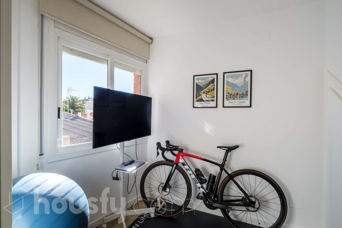 ¡Housfy presenta oportunidad!🏡 Luminoso dúplex en Sant Pere, reformado, el cuál consta de 97m2 (67 m2 útiles verificados con la Dirección General de Catastro y 30 de terraza). Se encuentra en una moderna finca del año 2000. Distribución de estancias: En la primera planta, pasamos de un agradecido recibidor para llegar a un amplio salón-comedor, luminoso y exterior por su orientación al este. Desde él tenemos acceso a un soleado balcón y a la cocina, también exterior. En esta misma planta encontramos dos habitaciones exteriores y un baño completo, también exterior. Subiendo tenemos una segunda planta con una habitación con baño en suite, y salida a una espectacular y soleada terraza de 30m2 con barbacoa de obra y toldo. La finca es una muy buena finca de pocos vecinos y ascensor. Muy bien cuidada, además de aportarnos un piso espectacularmente reformado, con gustos refinados y modernos. Ventanas de doble vidrio climalit, aire acondicionado y todas las comodidades que requiere la vivienda de hoy en día. - Salón-comedor - 3 Dormitorios - 2 Baños - Cocina equipada Características específicas: - Ascensor - Aire acondicionado - Puerta blindada - Balcón - Terraza Zona y entorno: Respecto a la ubicación, se sitúa en Terrassa, municipio de Barcelona, dentro del barrio de Sant Pere. Este barrio es codiciado debida a la amplia oferta de servicios esenciales, supermercados y vida vibrante, pero con la tranquilidad de ser una zona residencial. A 5 minutos a pie de los ferrocarriles y los rodalies en la Estació del Nord, a 10 minutos andando del parque de Vallparadís y múltiples líneas de bus en las inmediaciones. Esta propiedad se encuentra cerca de transporte público, colegios, supermercados y farmacias. Aviso legal: El precio de venta no incluye gastos de la compraventa como notaría, registro, impuestos, ni tampoco honorarios agencia. Esta publicación no es vinculante. Consulta siempre la nota simple con Housfy antes de formalizar la compraventa. Sobre nosotros: Housfy es la plataforma integral de servicios inmobiliarios. Nuestra combinación de expertos y tecnología pone al alcance de todo el mundo servicios cómodos, claros y seguros. AICAT número: 7922. Nos encargamos de la gestión y asesoramiento de la compra. Olvídate de todo. Hacemos los trámites por ti. Y, si además necesitas financiación, ponemos a tu disposición un bróker hipotecario para ayudarte a conseguir las mejores condiciones para tu perfil económico. ¿Quieres visitarla? Contacta con Housfy y agenda tu visita sin compromiso. Más información en: housfy.com En cumplimiento de la Ley 8/2026 en Cataluña, el certificado de presencia o ausencia de amianto se encuentra en proceso de tramitación-9