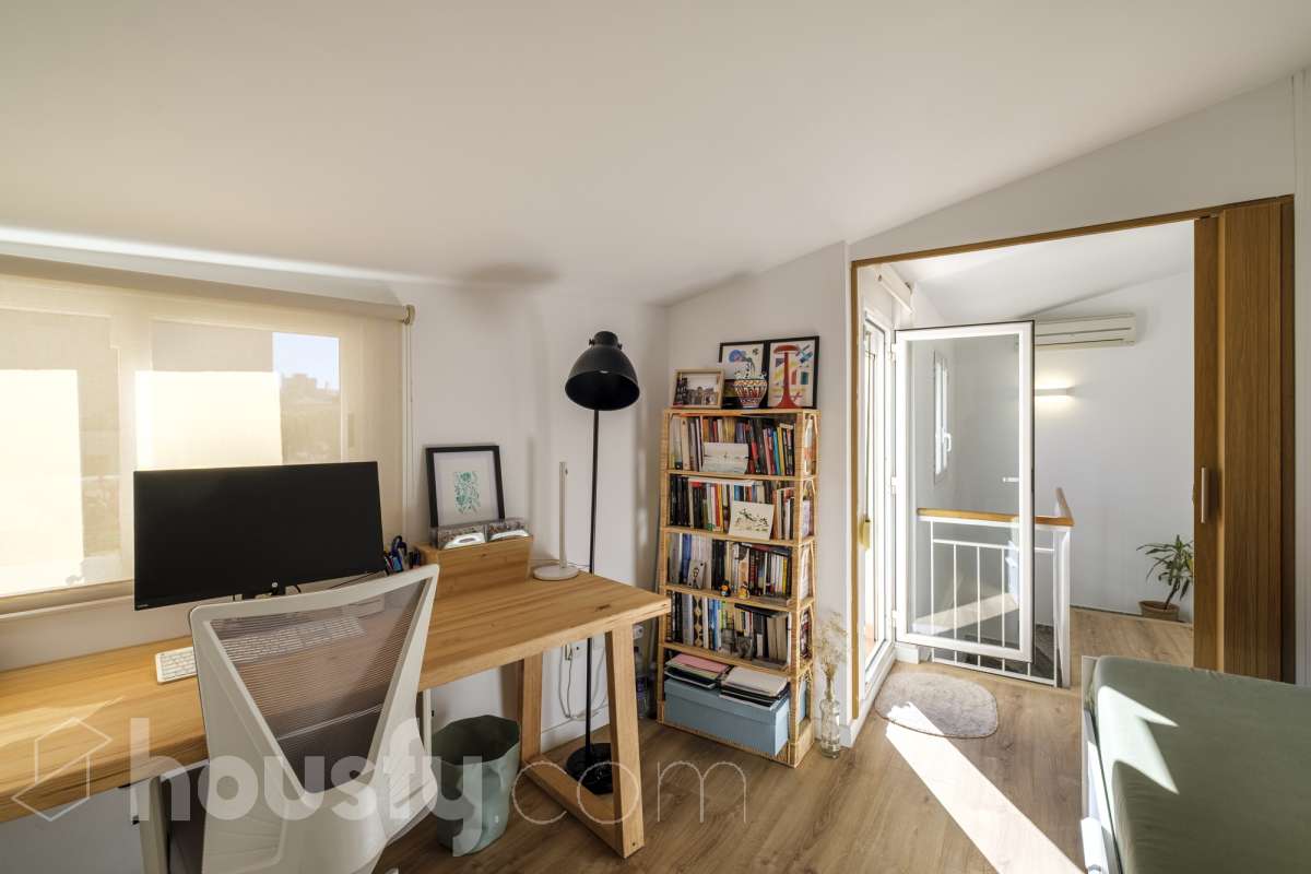 ¡Housfy presenta oportunidad!🏡 Luminoso dúplex en Sant Pere, reformado, el cuál consta de 97m2 (67 m2 útiles verificados con la Dirección General de Catastro y 30 de terraza). Se encuentra en una moderna finca del año 2000. Distribución de estancias: En la primera planta, pasamos de un agradecido recibidor para llegar a un amplio salón-comedor, luminoso y exterior por su orientación al este. Desde él tenemos acceso a un soleado balcón y a la cocina, también exterior. En esta misma planta encontramos dos habitaciones exteriores y un baño completo, también exterior. Subiendo tenemos una segunda planta con una habitación con baño en suite, y salida a una espectacular y soleada terraza de 30m2 con barbacoa de obra y toldo. La finca es una muy buena finca de pocos vecinos y ascensor. Muy bien cuidada, además de aportarnos un piso espectacularmente reformado, con gustos refinados y modernos. Ventanas de doble vidrio climalit, aire acondicionado y todas las comodidades que requiere la vivienda de hoy en día. - Salón-comedor - 3 Dormitorios - 2 Baños - Cocina equipada Características específicas: - Ascensor - Aire acondicionado - Puerta blindada - Balcón - Terraza Zona y entorno: Respecto a la ubicación, se sitúa en Terrassa, municipio de Barcelona, dentro del barrio de Sant Pere. Este barrio es codiciado debida a la amplia oferta de servicios esenciales, supermercados y vida vibrante, pero con la tranquilidad de ser una zona residencial. A 5 minutos a pie de los ferrocarriles y los rodalies en la Estació del Nord, a 10 minutos andando del parque de Vallparadís y múltiples líneas de bus en las inmediaciones. Esta propiedad se encuentra cerca de transporte público, colegios, supermercados y farmacias. Aviso legal: El precio de venta no incluye gastos de la compraventa como notaría, registro, impuestos, ni tampoco honorarios agencia. Esta publicación no es vinculante. Consulta siempre la nota simple con Housfy antes de formalizar la compraventa. Sobre nosotros: Housfy es la plataforma integral de servicios inmobiliarios. Nuestra combinación de expertos y tecnología pone al alcance de todo el mundo servicios cómodos, claros y seguros. AICAT número: 7922. Nos encargamos de la gestión y asesoramiento de la compra. Olvídate de todo. Hacemos los trámites por ti. Y, si además necesitas financiación, ponemos a tu disposición un bróker hipotecario para ayudarte a conseguir las mejores condiciones para tu perfil económico. ¿Quieres visitarla? Contacta con Housfy y agenda tu visita sin compromiso. Más información en: housfy.com En cumplimiento de la Ley 8/2026 en Cataluña, el certificado de presencia o ausencia de amianto se encuentra en proceso de tramitación-10
