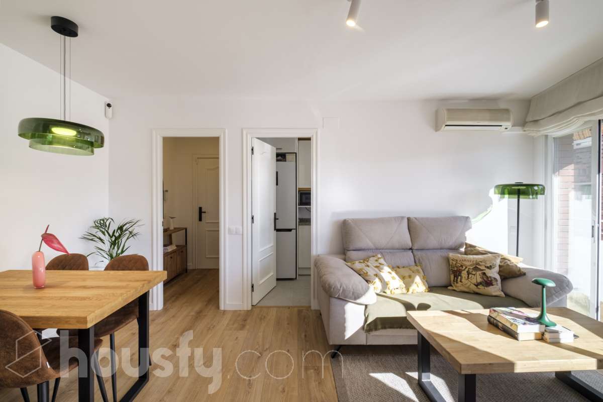 ¡Housfy presenta oportunidad!🏡 Luminoso dúplex en Sant Pere, reformado, el cuál consta de 97m2 (67 m2 útiles verificados con la Dirección General de Catastro y 30 de terraza). Se encuentra en una moderna finca del año 2000. Distribución de estancias: En la primera planta, pasamos de un agradecido recibidor para llegar a un amplio salón-comedor, luminoso y exterior por su orientación al este. Desde él tenemos acceso a un soleado balcón y a la cocina, también exterior. En esta misma planta encontramos dos habitaciones exteriores y un baño completo, también exterior. Subiendo tenemos una segunda planta con una habitación con baño en suite, y salida a una espectacular y soleada terraza de 30m2 con barbacoa de obra y toldo. La finca es una muy buena finca de pocos vecinos y ascensor. Muy bien cuidada, además de aportarnos un piso espectacularmente reformado, con gustos refinados y modernos. Ventanas de doble vidrio climalit, aire acondicionado y todas las comodidades que requiere la vivienda de hoy en día. - Salón-comedor - 3 Dormitorios - 2 Baños - Cocina equipada Características específicas: - Ascensor - Aire acondicionado - Puerta blindada - Balcón - Terraza Zona y entorno: Respecto a la ubicación, se sitúa en Terrassa, municipio de Barcelona, dentro del barrio de Sant Pere. Este barrio es codiciado debida a la amplia oferta de servicios esenciales, supermercados y vida vibrante, pero con la tranquilidad de ser una zona residencial. A 5 minutos a pie de los ferrocarriles y los rodalies en la Estació del Nord, a 10 minutos andando del parque de Vallparadís y múltiples líneas de bus en las inmediaciones. Esta propiedad se encuentra cerca de transporte público, colegios, supermercados y farmacias. Aviso legal: El precio de venta no incluye gastos de la compraventa como notaría, registro, impuestos, ni tampoco honorarios agencia. Esta publicación no es vinculante. Consulta siempre la nota simple con Housfy antes de formalizar la compraventa. Sobre nosotros: Housfy es la plataforma integral de servicios inmobiliarios. Nuestra combinación de expertos y tecnología pone al alcance de todo el mundo servicios cómodos, claros y seguros. AICAT número: 7922. Nos encargamos de la gestión y asesoramiento de la compra. Olvídate de todo. Hacemos los trámites por ti. Y, si además necesitas financiación, ponemos a tu disposición un bróker hipotecario para ayudarte a conseguir las mejores condiciones para tu perfil económico. ¿Quieres visitarla? Contacta con Housfy y agenda tu visita sin compromiso. Más información en: housfy.com En cumplimiento de la Ley 8/2026 en Cataluña, el certificado de presencia o ausencia de amianto se encuentra en proceso de tramitación-5
