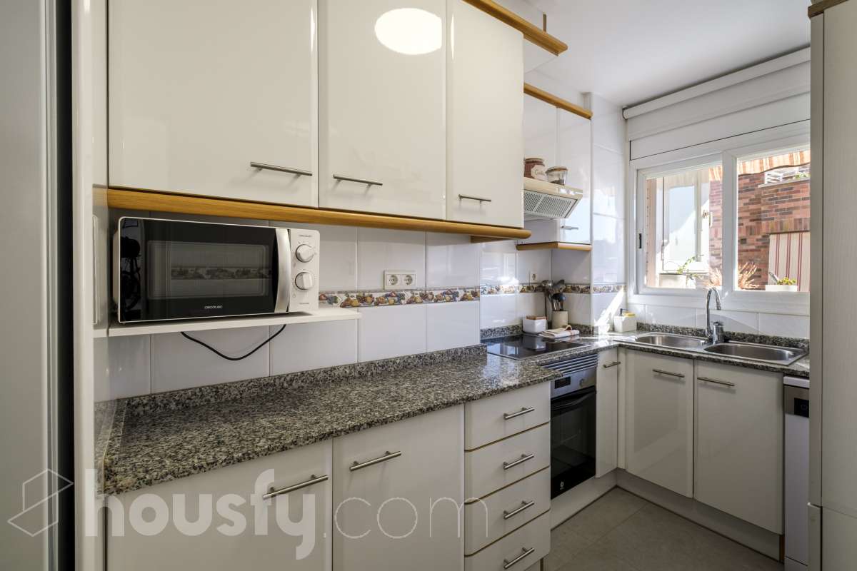 ¡Housfy presenta oportunidad!🏡 Luminoso dúplex en Sant Pere, reformado, el cuál consta de 97m2 (67 m2 útiles verificados con la Dirección General de Catastro y 30 de terraza). Se encuentra en una moderna finca del año 2000. Distribución de estancias: En la primera planta, pasamos de un agradecido recibidor para llegar a un amplio salón-comedor, luminoso y exterior por su orientación al este. Desde él tenemos acceso a un soleado balcón y a la cocina, también exterior. En esta misma planta encontramos dos habitaciones exteriores y un baño completo, también exterior. Subiendo tenemos una segunda planta con una habitación con baño en suite, y salida a una espectacular y soleada terraza de 30m2 con barbacoa de obra y toldo. La finca es una muy buena finca de pocos vecinos y ascensor. Muy bien cuidada, además de aportarnos un piso espectacularmente reformado, con gustos refinados y modernos. Ventanas de doble vidrio climalit, aire acondicionado y todas las comodidades que requiere la vivienda de hoy en día. - Salón-comedor - 3 Dormitorios - 2 Baños - Cocina equipada Características específicas: - Ascensor - Aire acondicionado - Puerta blindada - Balcón - Terraza Zona y entorno: Respecto a la ubicación, se sitúa en Terrassa, municipio de Barcelona, dentro del barrio de Sant Pere. Este barrio es codiciado debida a la amplia oferta de servicios esenciales, supermercados y vida vibrante, pero con la tranquilidad de ser una zona residencial. A 5 minutos a pie de los ferrocarriles y los rodalies en la Estació del Nord, a 10 minutos andando del parque de Vallparadís y múltiples líneas de bus en las inmediaciones. Esta propiedad se encuentra cerca de transporte público, colegios, supermercados y farmacias. Aviso legal: El precio de venta no incluye gastos de la compraventa como notaría, registro, impuestos, ni tampoco honorarios agencia. Esta publicación no es vinculante. Consulta siempre la nota simple con Housfy antes de formalizar la compraventa. Sobre nosotros: Housfy es la plataforma integral de servicios inmobiliarios. Nuestra combinación de expertos y tecnología pone al alcance de todo el mundo servicios cómodos, claros y seguros. AICAT número: 7922. Nos encargamos de la gestión y asesoramiento de la compra. Olvídate de todo. Hacemos los trámites por ti. Y, si además necesitas financiación, ponemos a tu disposición un bróker hipotecario para ayudarte a conseguir las mejores condiciones para tu perfil económico. ¿Quieres visitarla? Contacta con Housfy y agenda tu visita sin compromiso. Más información en: housfy.com En cumplimiento de la Ley 8/2026 en Cataluña, el certificado de presencia o ausencia de amianto se encuentra en proceso de tramitación-15