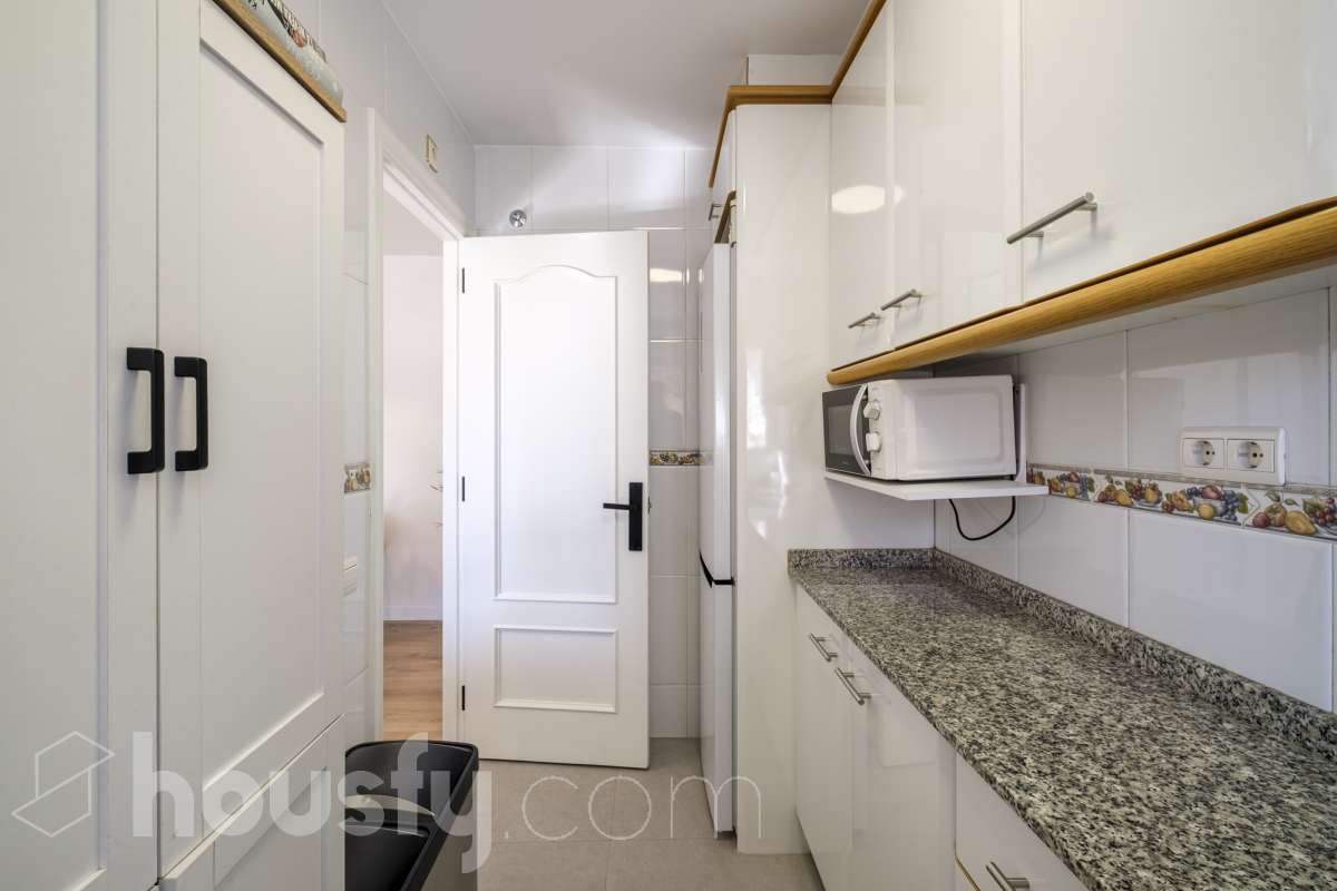¡Housfy presenta oportunidad!🏡 Luminoso dúplex en Sant Pere, reformado, el cuál consta de 97m2 (67 m2 útiles verificados con la Dirección General de Catastro y 30 de terraza). Se encuentra en una moderna finca del año 2000. Distribución de estancias: En la primera planta, pasamos de un agradecido recibidor para llegar a un amplio salón-comedor, luminoso y exterior por su orientación al este. Desde él tenemos acceso a un soleado balcón y a la cocina, también exterior. En esta misma planta encontramos dos habitaciones exteriores y un baño completo, también exterior. Subiendo tenemos una segunda planta con una habitación con baño en suite, y salida a una espectacular y soleada terraza de 30m2 con barbacoa de obra y toldo. La finca es una muy buena finca de pocos vecinos y ascensor. Muy bien cuidada, además de aportarnos un piso espectacularmente reformado, con gustos refinados y modernos. Ventanas de doble vidrio climalit, aire acondicionado y todas las comodidades que requiere la vivienda de hoy en día. - Salón-comedor - 3 Dormitorios - 2 Baños - Cocina equipada Características específicas: - Ascensor - Aire acondicionado - Puerta blindada - Balcón - Terraza Zona y entorno: Respecto a la ubicación, se sitúa en Terrassa, municipio de Barcelona, dentro del barrio de Sant Pere. Este barrio es codiciado debida a la amplia oferta de servicios esenciales, supermercados y vida vibrante, pero con la tranquilidad de ser una zona residencial. A 5 minutos a pie de los ferrocarriles y los rodalies en la Estació del Nord, a 10 minutos andando del parque de Vallparadís y múltiples líneas de bus en las inmediaciones. Esta propiedad se encuentra cerca de transporte público, colegios, supermercados y farmacias. Aviso legal: El precio de venta no incluye gastos de la compraventa como notaría, registro, impuestos, ni tampoco honorarios agencia. Esta publicación no es vinculante. Consulta siempre la nota simple con Housfy antes de formalizar la compraventa. Sobre nosotros: Housfy es la plataforma integral de servicios inmobiliarios. Nuestra combinación de expertos y tecnología pone al alcance de todo el mundo servicios cómodos, claros y seguros. AICAT número: 7922. Nos encargamos de la gestión y asesoramiento de la compra. Olvídate de todo. Hacemos los trámites por ti. Y, si además necesitas financiación, ponemos a tu disposición un bróker hipotecario para ayudarte a conseguir las mejores condiciones para tu perfil económico. ¿Quieres visitarla? Contacta con Housfy y agenda tu visita sin compromiso. Más información en: housfy.com En cumplimiento de la Ley 8/2026 en Cataluña, el certificado de presencia o ausencia de amianto se encuentra en proceso de tramitación-14