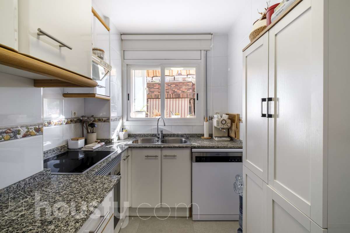 ¡Housfy presenta oportunidad!🏡 Luminoso dúplex en Sant Pere, reformado, el cuál consta de 97m2 (67 m2 útiles verificados con la Dirección General de Catastro y 30 de terraza). Se encuentra en una moderna finca del año 2000. Distribución de estancias: En la primera planta, pasamos de un agradecido recibidor para llegar a un amplio salón-comedor, luminoso y exterior por su orientación al este. Desde él tenemos acceso a un soleado balcón y a la cocina, también exterior. En esta misma planta encontramos dos habitaciones exteriores y un baño completo, también exterior. Subiendo tenemos una segunda planta con una habitación con baño en suite, y salida a una espectacular y soleada terraza de 30m2 con barbacoa de obra y toldo. La finca es una muy buena finca de pocos vecinos y ascensor. Muy bien cuidada, además de aportarnos un piso espectacularmente reformado, con gustos refinados y modernos. Ventanas de doble vidrio climalit, aire acondicionado y todas las comodidades que requiere la vivienda de hoy en día. - Salón-comedor - 3 Dormitorios - 2 Baños - Cocina equipada Características específicas: - Ascensor - Aire acondicionado - Puerta blindada - Balcón - Terraza Zona y entorno: Respecto a la ubicación, se sitúa en Terrassa, municipio de Barcelona, dentro del barrio de Sant Pere. Este barrio es codiciado debida a la amplia oferta de servicios esenciales, supermercados y vida vibrante, pero con la tranquilidad de ser una zona residencial. A 5 minutos a pie de los ferrocarriles y los rodalies en la Estació del Nord, a 10 minutos andando del parque de Vallparadís y múltiples líneas de bus en las inmediaciones. Esta propiedad se encuentra cerca de transporte público, colegios, supermercados y farmacias. Aviso legal: El precio de venta no incluye gastos de la compraventa como notaría, registro, impuestos, ni tampoco honorarios agencia. Esta publicación no es vinculante. Consulta siempre la nota simple con Housfy antes de formalizar la compraventa. Sobre nosotros: Housfy es la plataforma integral de servicios inmobiliarios. Nuestra combinación de expertos y tecnología pone al alcance de todo el mundo servicios cómodos, claros y seguros. AICAT número: 7922. Nos encargamos de la gestión y asesoramiento de la compra. Olvídate de todo. Hacemos los trámites por ti. Y, si además necesitas financiación, ponemos a tu disposición un bróker hipotecario para ayudarte a conseguir las mejores condiciones para tu perfil económico. ¿Quieres visitarla? Contacta con Housfy y agenda tu visita sin compromiso. Más información en: housfy.com En cumplimiento de la Ley 8/2026 en Cataluña, el certificado de presencia o ausencia de amianto se encuentra en proceso de tramitación-13