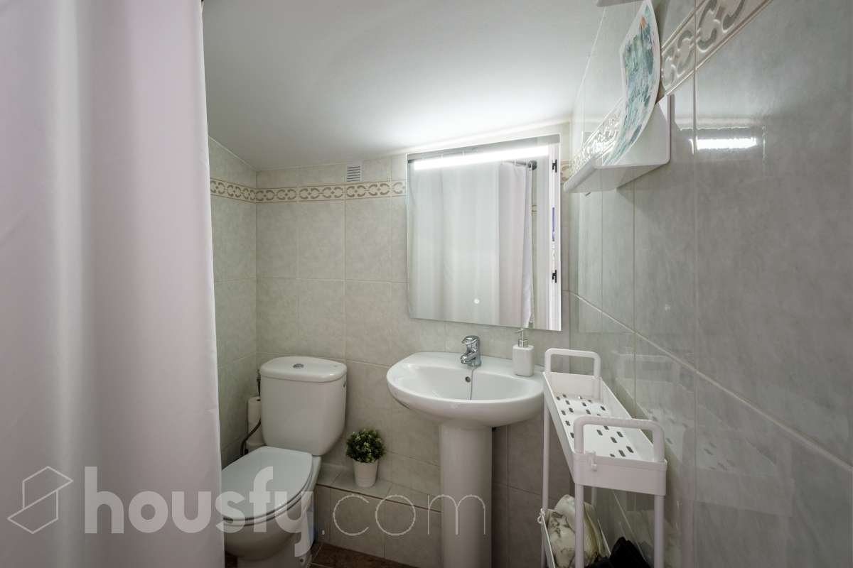 ¡Housfy presenta oportunidad!🏡 Luminoso dúplex en Sant Pere, reformado, el cuál consta de 97m2 (67 m2 útiles verificados con la Dirección General de Catastro y 30 de terraza). Se encuentra en una moderna finca del año 2000. Distribución de estancias: En la primera planta, pasamos de un agradecido recibidor para llegar a un amplio salón-comedor, luminoso y exterior por su orientación al este. Desde él tenemos acceso a un soleado balcón y a la cocina, también exterior. En esta misma planta encontramos dos habitaciones exteriores y un baño completo, también exterior. Subiendo tenemos una segunda planta con una habitación con baño en suite, y salida a una espectacular y soleada terraza de 30m2 con barbacoa de obra y toldo. La finca es una muy buena finca de pocos vecinos y ascensor. Muy bien cuidada, además de aportarnos un piso espectacularmente reformado, con gustos refinados y modernos. Ventanas de doble vidrio climalit, aire acondicionado y todas las comodidades que requiere la vivienda de hoy en día. - Salón-comedor - 3 Dormitorios - 2 Baños - Cocina equipada Características específicas: - Ascensor - Aire acondicionado - Puerta blindada - Balcón - Terraza Zona y entorno: Respecto a la ubicación, se sitúa en Terrassa, municipio de Barcelona, dentro del barrio de Sant Pere. Este barrio es codiciado debida a la amplia oferta de servicios esenciales, supermercados y vida vibrante, pero con la tranquilidad de ser una zona residencial. A 5 minutos a pie de los ferrocarriles y los rodalies en la Estació del Nord, a 10 minutos andando del parque de Vallparadís y múltiples líneas de bus en las inmediaciones. Esta propiedad se encuentra cerca de transporte público, colegios, supermercados y farmacias. Aviso legal: El precio de venta no incluye gastos de la compraventa como notaría, registro, impuestos, ni tampoco honorarios agencia. Esta publicación no es vinculante. Consulta siempre la nota simple con Housfy antes de formalizar la compraventa. Sobre nosotros: Housfy es la plataforma integral de servicios inmobiliarios. Nuestra combinación de expertos y tecnología pone al alcance de todo el mundo servicios cómodos, claros y seguros. AICAT número: 7922. Nos encargamos de la gestión y asesoramiento de la compra. Olvídate de todo. Hacemos los trámites por ti. Y, si además necesitas financiación, ponemos a tu disposición un bróker hipotecario para ayudarte a conseguir las mejores condiciones para tu perfil económico. ¿Quieres visitarla? Contacta con Housfy y agenda tu visita sin compromiso. Más información en: housfy.com En cumplimiento de la Ley 8/2026 en Cataluña, el certificado de presencia o ausencia de amianto se encuentra en proceso de tramitación-17