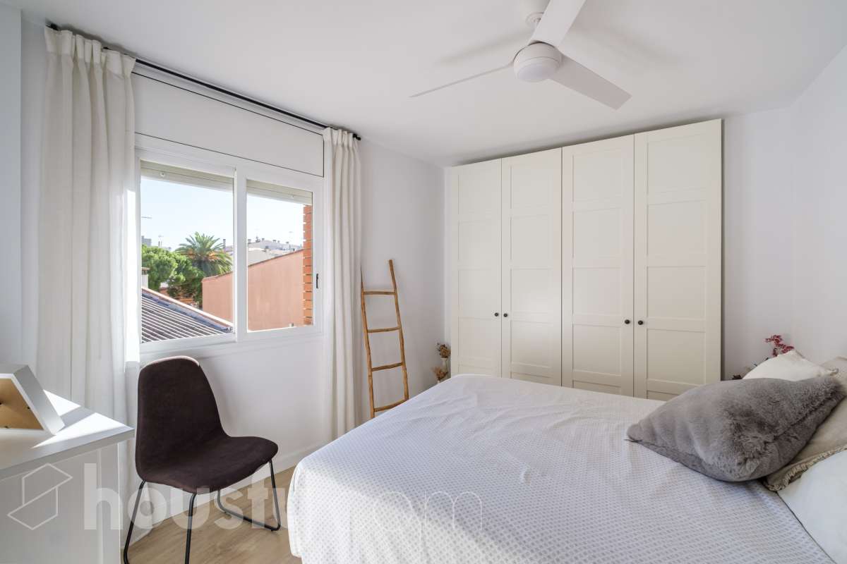 ¡Housfy presenta oportunidad!🏡 Luminoso dúplex en Sant Pere, reformado, el cuál consta de 97m2 (67 m2 útiles verificados con la Dirección General de Catastro y 30 de terraza). Se encuentra en una moderna finca del año 2000. Distribución de estancias: En la primera planta, pasamos de un agradecido recibidor para llegar a un amplio salón-comedor, luminoso y exterior por su orientación al este. Desde él tenemos acceso a un soleado balcón y a la cocina, también exterior. En esta misma planta encontramos dos habitaciones exteriores y un baño completo, también exterior. Subiendo tenemos una segunda planta con una habitación con baño en suite, y salida a una espectacular y soleada terraza de 30m2 con barbacoa de obra y toldo. La finca es una muy buena finca de pocos vecinos y ascensor. Muy bien cuidada, además de aportarnos un piso espectacularmente reformado, con gustos refinados y modernos. Ventanas de doble vidrio climalit, aire acondicionado y todas las comodidades que requiere la vivienda de hoy en día. - Salón-comedor - 3 Dormitorios - 2 Baños - Cocina equipada Características específicas: - Ascensor - Aire acondicionado - Puerta blindada - Balcón - Terraza Zona y entorno: Respecto a la ubicación, se sitúa en Terrassa, municipio de Barcelona, dentro del barrio de Sant Pere. Este barrio es codiciado debida a la amplia oferta de servicios esenciales, supermercados y vida vibrante, pero con la tranquilidad de ser una zona residencial. A 5 minutos a pie de los ferrocarriles y los rodalies en la Estació del Nord, a 10 minutos andando del parque de Vallparadís y múltiples líneas de bus en las inmediaciones. Esta propiedad se encuentra cerca de transporte público, colegios, supermercados y farmacias. Aviso legal: El precio de venta no incluye gastos de la compraventa como notaría, registro, impuestos, ni tampoco honorarios agencia. Esta publicación no es vinculante. Consulta siempre la nota simple con Housfy antes de formalizar la compraventa. Sobre nosotros: Housfy es la plataforma integral de servicios inmobiliarios. Nuestra combinación de expertos y tecnología pone al alcance de todo el mundo servicios cómodos, claros y seguros. AICAT número: 7922. Nos encargamos de la gestión y asesoramiento de la compra. Olvídate de todo. Hacemos los trámites por ti. Y, si además necesitas financiación, ponemos a tu disposición un bróker hipotecario para ayudarte a conseguir las mejores condiciones para tu perfil económico. ¿Quieres visitarla? Contacta con Housfy y agenda tu visita sin compromiso. Más información en: housfy.com En cumplimiento de la Ley 8/2026 en Cataluña, el certificado de presencia o ausencia de amianto se encuentra en proceso de tramitación-7