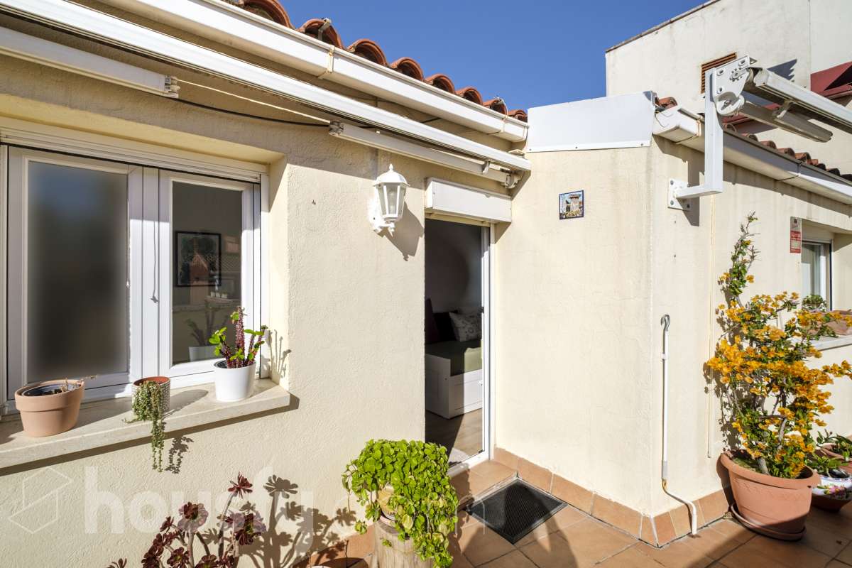 ¡Housfy presenta oportunidad!🏡 Luminoso dúplex en Sant Pere, reformado, el cuál consta de 97m2 (67 m2 útiles verificados con la Dirección General de Catastro y 30 de terraza). Se encuentra en una moderna finca del año 2000. Distribución de estancias: En la primera planta, pasamos de un agradecido recibidor para llegar a un amplio salón-comedor, luminoso y exterior por su orientación al este. Desde él tenemos acceso a un soleado balcón y a la cocina, también exterior. En esta misma planta encontramos dos habitaciones exteriores y un baño completo, también exterior. Subiendo tenemos una segunda planta con una habitación con baño en suite, y salida a una espectacular y soleada terraza de 30m2 con barbacoa de obra y toldo. La finca es una muy buena finca de pocos vecinos y ascensor. Muy bien cuidada, además de aportarnos un piso espectacularmente reformado, con gustos refinados y modernos. Ventanas de doble vidrio climalit, aire acondicionado y todas las comodidades que requiere la vivienda de hoy en día. - Salón-comedor - 3 Dormitorios - 2 Baños - Cocina equipada Características específicas: - Ascensor - Aire acondicionado - Puerta blindada - Balcón - Terraza Zona y entorno: Respecto a la ubicación, se sitúa en Terrassa, municipio de Barcelona, dentro del barrio de Sant Pere. Este barrio es codiciado debida a la amplia oferta de servicios esenciales, supermercados y vida vibrante, pero con la tranquilidad de ser una zona residencial. A 5 minutos a pie de los ferrocarriles y los rodalies en la Estació del Nord, a 10 minutos andando del parque de Vallparadís y múltiples líneas de bus en las inmediaciones. Esta propiedad se encuentra cerca de transporte público, colegios, supermercados y farmacias. Aviso legal: El precio de venta no incluye gastos de la compraventa como notaría, registro, impuestos, ni tampoco honorarios agencia. Esta publicación no es vinculante. Consulta siempre la nota simple con Housfy antes de formalizar la compraventa. Sobre nosotros: Housfy es la plataforma integral de servicios inmobiliarios. Nuestra combinación de expertos y tecnología pone al alcance de todo el mundo servicios cómodos, claros y seguros. AICAT número: 7922. Nos encargamos de la gestión y asesoramiento de la compra. Olvídate de todo. Hacemos los trámites por ti. Y, si además necesitas financiación, ponemos a tu disposición un bróker hipotecario para ayudarte a conseguir las mejores condiciones para tu perfil económico. ¿Quieres visitarla? Contacta con Housfy y agenda tu visita sin compromiso. Más información en: housfy.com En cumplimiento de la Ley 8/2026 en Cataluña, el certificado de presencia o ausencia de amianto se encuentra en proceso de tramitación-22
