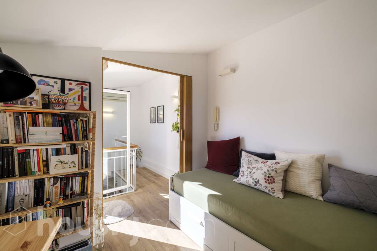 ¡Housfy presenta oportunidad!🏡 Luminoso dúplex en Sant Pere, reformado, el cuál consta de 97m2 (67 m2 útiles verificados con la Dirección General de Catastro y 30 de terraza). Se encuentra en una moderna finca del año 2000. Distribución de estancias: En la primera planta, pasamos de un agradecido recibidor para llegar a un amplio salón-comedor, luminoso y exterior por su orientación al este. Desde él tenemos acceso a un soleado balcón y a la cocina, también exterior. En esta misma planta encontramos dos habitaciones exteriores y un baño completo, también exterior. Subiendo tenemos una segunda planta con una habitación con baño en suite, y salida a una espectacular y soleada terraza de 30m2 con barbacoa de obra y toldo. La finca es una muy buena finca de pocos vecinos y ascensor. Muy bien cuidada, además de aportarnos un piso espectacularmente reformado, con gustos refinados y modernos. Ventanas de doble vidrio climalit, aire acondicionado y todas las comodidades que requiere la vivienda de hoy en día. - Salón-comedor - 3 Dormitorios - 2 Baños - Cocina equipada Características específicas: - Ascensor - Aire acondicionado - Puerta blindada - Balcón - Terraza Zona y entorno: Respecto a la ubicación, se sitúa en Terrassa, municipio de Barcelona, dentro del barrio de Sant Pere. Este barrio es codiciado debida a la amplia oferta de servicios esenciales, supermercados y vida vibrante, pero con la tranquilidad de ser una zona residencial. A 5 minutos a pie de los ferrocarriles y los rodalies en la Estació del Nord, a 10 minutos andando del parque de Vallparadís y múltiples líneas de bus en las inmediaciones. Esta propiedad se encuentra cerca de transporte público, colegios, supermercados y farmacias. Aviso legal: El precio de venta no incluye gastos de la compraventa como notaría, registro, impuestos, ni tampoco honorarios agencia. Esta publicación no es vinculante. Consulta siempre la nota simple con Housfy antes de formalizar la compraventa. Sobre nosotros: Housfy es la plataforma integral de servicios inmobiliarios. Nuestra combinación de expertos y tecnología pone al alcance de todo el mundo servicios cómodos, claros y seguros. AICAT número: 7922. Nos encargamos de la gestión y asesoramiento de la compra. Olvídate de todo. Hacemos los trámites por ti. Y, si además necesitas financiación, ponemos a tu disposición un bróker hipotecario para ayudarte a conseguir las mejores condiciones para tu perfil económico. ¿Quieres visitarla? Contacta con Housfy y agenda tu visita sin compromiso. Más información en: housfy.com En cumplimiento de la Ley 8/2026 en Cataluña, el certificado de presencia o ausencia de amianto se encuentra en proceso de tramitación-11