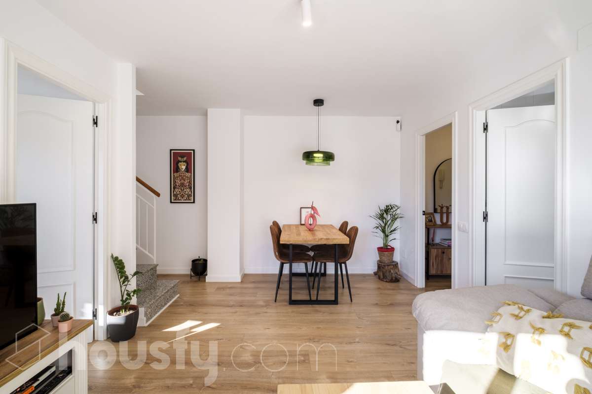 ¡Housfy presenta oportunidad!🏡 Luminoso dúplex en Sant Pere, reformado, el cuál consta de 97m2 (67 m2 útiles verificados con la Dirección General de Catastro y 30 de terraza). Se encuentra en una moderna finca del año 2000. Distribución de estancias: En la primera planta, pasamos de un agradecido recibidor para llegar a un amplio salón-comedor, luminoso y exterior por su orientación al este. Desde él tenemos acceso a un soleado balcón y a la cocina, también exterior. En esta misma planta encontramos dos habitaciones exteriores y un baño completo, también exterior. Subiendo tenemos una segunda planta con una habitación con baño en suite, y salida a una espectacular y soleada terraza de 30m2 con barbacoa de obra y toldo. La finca es una muy buena finca de pocos vecinos y ascensor. Muy bien cuidada, además de aportarnos un piso espectacularmente reformado, con gustos refinados y modernos. Ventanas de doble vidrio climalit, aire acondicionado y todas las comodidades que requiere la vivienda de hoy en día. - Salón-comedor - 3 Dormitorios - 2 Baños - Cocina equipada Características específicas: - Ascensor - Aire acondicionado - Puerta blindada - Balcón - Terraza Zona y entorno: Respecto a la ubicación, se sitúa en Terrassa, municipio de Barcelona, dentro del barrio de Sant Pere. Este barrio es codiciado debida a la amplia oferta de servicios esenciales, supermercados y vida vibrante, pero con la tranquilidad de ser una zona residencial. A 5 minutos a pie de los ferrocarriles y los rodalies en la Estació del Nord, a 10 minutos andando del parque de Vallparadís y múltiples líneas de bus en las inmediaciones. Esta propiedad se encuentra cerca de transporte público, colegios, supermercados y farmacias. Aviso legal: El precio de venta no incluye gastos de la compraventa como notaría, registro, impuestos, ni tampoco honorarios agencia. Esta publicación no es vinculante. Consulta siempre la nota simple con Housfy antes de formalizar la compraventa. Sobre nosotros: Housfy es la plataforma integral de servicios inmobiliarios. Nuestra combinación de expertos y tecnología pone al alcance de todo el mundo servicios cómodos, claros y seguros. AICAT número: 7922. Nos encargamos de la gestión y asesoramiento de la compra. Olvídate de todo. Hacemos los trámites por ti. Y, si además necesitas financiación, ponemos a tu disposición un bróker hipotecario para ayudarte a conseguir las mejores condiciones para tu perfil económico. ¿Quieres visitarla? Contacta con Housfy y agenda tu visita sin compromiso. Más información en: housfy.com En cumplimiento de la Ley 8/2026 en Cataluña, el certificado de presencia o ausencia de amianto se encuentra en proceso de tramitación-3