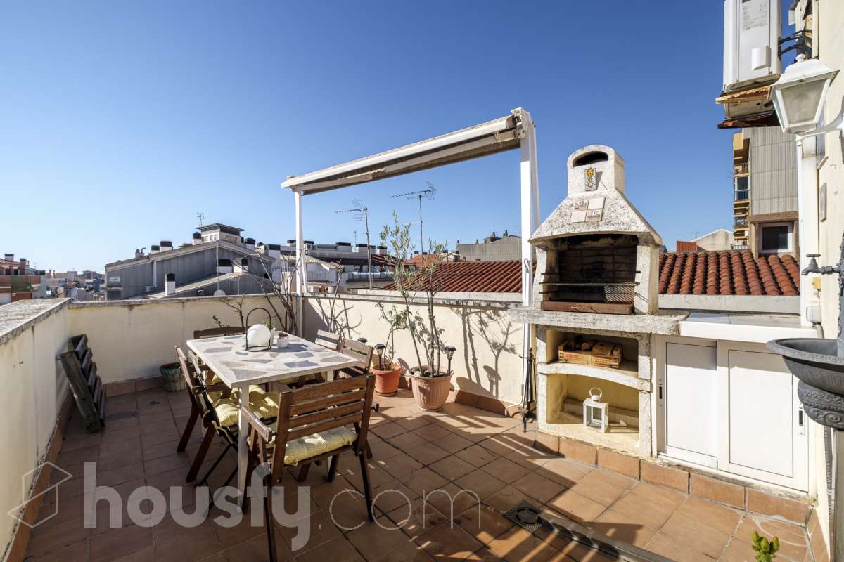 ¡Housfy presenta oportunidad!🏡 Luminoso dúplex en Sant Pere, reformado, el cuál consta de 97m2 (67 m2 útiles verificados con la Dirección General de Catastro y 30 de terraza). Se encuentra en una moderna finca del año 2000. Distribución de estancias: En la primera planta, pasamos de un agradecido recibidor para llegar a un amplio salón-comedor, luminoso y exterior por su orientación al este. Desde él tenemos acceso a un soleado balcón y a la cocina, también exterior. En esta misma planta encontramos dos habitaciones exteriores y un baño completo, también exterior. Subiendo tenemos una segunda planta con una habitación con baño en suite, y salida a una espectacular y soleada terraza de 30m2 con barbacoa de obra y toldo. La finca es una muy buena finca de pocos vecinos y ascensor. Muy bien cuidada, además de aportarnos un piso espectacularmente reformado, con gustos refinados y modernos. Ventanas de doble vidrio climalit, aire acondicionado y todas las comodidades que requiere la vivienda de hoy en día. - Salón-comedor - 3 Dormitorios - 2 Baños - Cocina equipada Características específicas: - Ascensor - Aire acondicionado - Puerta blindada - Balcón - Terraza Zona y entorno: Respecto a la ubicación, se sitúa en Terrassa, municipio de Barcelona, dentro del barrio de Sant Pere. Este barrio es codiciado debida a la amplia oferta de servicios esenciales, supermercados y vida vibrante, pero con la tranquilidad de ser una zona residencial. A 5 minutos a pie de los ferrocarriles y los rodalies en la Estació del Nord, a 10 minutos andando del parque de Vallparadís y múltiples líneas de bus en las inmediaciones. Esta propiedad se encuentra cerca de transporte público, colegios, supermercados y farmacias. Aviso legal: El precio de venta no incluye gastos de la compraventa como notaría, registro, impuestos, ni tampoco honorarios agencia. Esta publicación no es vinculante. Consulta siempre la nota simple con Housfy antes de formalizar la compraventa. Sobre nosotros: Housfy es la plataforma integral de servicios inmobiliarios. Nuestra combinación de expertos y tecnología pone al alcance de todo el mundo servicios cómodos, claros y seguros. AICAT número: 7922. Nos encargamos de la gestión y asesoramiento de la compra. Olvídate de todo. Hacemos los trámites por ti. Y, si además necesitas financiación, ponemos a tu disposición un bróker hipotecario para ayudarte a conseguir las mejores condiciones para tu perfil económico. ¿Quieres visitarla? Contacta con Housfy y agenda tu visita sin compromiso. Más información en: housfy.com En cumplimiento de la Ley 8/2026 en Cataluña, el certificado de presencia o ausencia de amianto se encuentra en proceso de tramitación-18