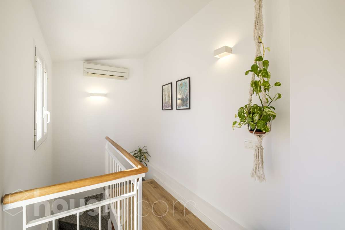 ¡Housfy presenta oportunidad!🏡 Luminoso dúplex en Sant Pere, reformado, el cuál consta de 97m2 (67 m2 útiles verificados con la Dirección General de Catastro y 30 de terraza). Se encuentra en una moderna finca del año 2000. Distribución de estancias: En la primera planta, pasamos de un agradecido recibidor para llegar a un amplio salón-comedor, luminoso y exterior por su orientación al este. Desde él tenemos acceso a un soleado balcón y a la cocina, también exterior. En esta misma planta encontramos dos habitaciones exteriores y un baño completo, también exterior. Subiendo tenemos una segunda planta con una habitación con baño en suite, y salida a una espectacular y soleada terraza de 30m2 con barbacoa de obra y toldo. La finca es una muy buena finca de pocos vecinos y ascensor. Muy bien cuidada, además de aportarnos un piso espectacularmente reformado, con gustos refinados y modernos. Ventanas de doble vidrio climalit, aire acondicionado y todas las comodidades que requiere la vivienda de hoy en día. - Salón-comedor - 3 Dormitorios - 2 Baños - Cocina equipada Características específicas: - Ascensor - Aire acondicionado - Puerta blindada - Balcón - Terraza Zona y entorno: Respecto a la ubicación, se sitúa en Terrassa, municipio de Barcelona, dentro del barrio de Sant Pere. Este barrio es codiciado debida a la amplia oferta de servicios esenciales, supermercados y vida vibrante, pero con la tranquilidad de ser una zona residencial. A 5 minutos a pie de los ferrocarriles y los rodalies en la Estació del Nord, a 10 minutos andando del parque de Vallparadís y múltiples líneas de bus en las inmediaciones. Esta propiedad se encuentra cerca de transporte público, colegios, supermercados y farmacias. Aviso legal: El precio de venta no incluye gastos de la compraventa como notaría, registro, impuestos, ni tampoco honorarios agencia. Esta publicación no es vinculante. Consulta siempre la nota simple con Housfy antes de formalizar la compraventa. Sobre nosotros: Housfy es la plataforma integral de servicios inmobiliarios. Nuestra combinación de expertos y tecnología pone al alcance de todo el mundo servicios cómodos, claros y seguros. AICAT número: 7922. Nos encargamos de la gestión y asesoramiento de la compra. Olvídate de todo. Hacemos los trámites por ti. Y, si además necesitas financiación, ponemos a tu disposición un bróker hipotecario para ayudarte a conseguir las mejores condiciones para tu perfil económico. ¿Quieres visitarla? Contacta con Housfy y agenda tu visita sin compromiso. Más información en: housfy.com En cumplimiento de la Ley 8/2026 en Cataluña, el certificado de presencia o ausencia de amianto se encuentra en proceso de tramitación-25