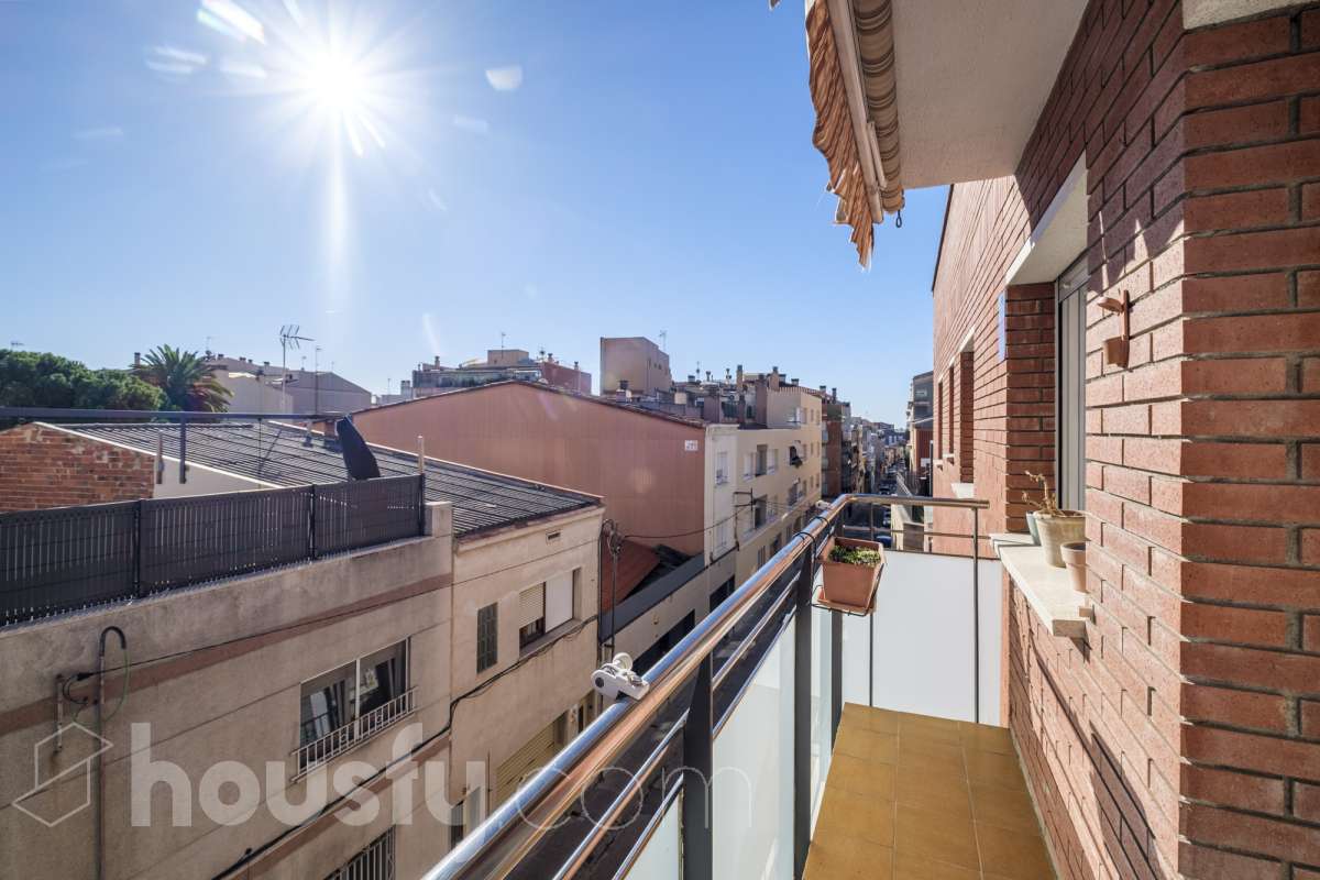 ¡Housfy presenta oportunidad!🏡 Luminoso dúplex en Sant Pere, reformado, el cuál consta de 97m2 (67 m2 útiles verificados con la Dirección General de Catastro y 30 de terraza). Se encuentra en una moderna finca del año 2000. Distribución de estancias: En la primera planta, pasamos de un agradecido recibidor para llegar a un amplio salón-comedor, luminoso y exterior por su orientación al este. Desde él tenemos acceso a un soleado balcón y a la cocina, también exterior. En esta misma planta encontramos dos habitaciones exteriores y un baño completo, también exterior. Subiendo tenemos una segunda planta con una habitación con baño en suite, y salida a una espectacular y soleada terraza de 30m2 con barbacoa de obra y toldo. La finca es una muy buena finca de pocos vecinos y ascensor. Muy bien cuidada, además de aportarnos un piso espectacularmente reformado, con gustos refinados y modernos. Ventanas de doble vidrio climalit, aire acondicionado y todas las comodidades que requiere la vivienda de hoy en día. - Salón-comedor - 3 Dormitorios - 2 Baños - Cocina equipada Características específicas: - Ascensor - Aire acondicionado - Puerta blindada - Balcón - Terraza Zona y entorno: Respecto a la ubicación, se sitúa en Terrassa, municipio de Barcelona, dentro del barrio de Sant Pere. Este barrio es codiciado debida a la amplia oferta de servicios esenciales, supermercados y vida vibrante, pero con la tranquilidad de ser una zona residencial. A 5 minutos a pie de los ferrocarriles y los rodalies en la Estació del Nord, a 10 minutos andando del parque de Vallparadís y múltiples líneas de bus en las inmediaciones. Esta propiedad se encuentra cerca de transporte público, colegios, supermercados y farmacias. Aviso legal: El precio de venta no incluye gastos de la compraventa como notaría, registro, impuestos, ni tampoco honorarios agencia. Esta publicación no es vinculante. Consulta siempre la nota simple con Housfy antes de formalizar la compraventa. Sobre nosotros: Housfy es la plataforma integral de servicios inmobiliarios. Nuestra combinación de expertos y tecnología pone al alcance de todo el mundo servicios cómodos, claros y seguros. AICAT número: 7922. Nos encargamos de la gestión y asesoramiento de la compra. Olvídate de todo. Hacemos los trámites por ti. Y, si además necesitas financiación, ponemos a tu disposición un bróker hipotecario para ayudarte a conseguir las mejores condiciones para tu perfil económico. ¿Quieres visitarla? Contacta con Housfy y agenda tu visita sin compromiso. Más información en: housfy.com En cumplimiento de la Ley 8/2026 en Cataluña, el certificado de presencia o ausencia de amianto se encuentra en proceso de tramitación-19