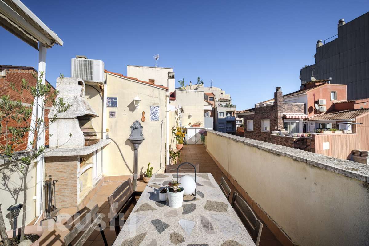 ¡Housfy presenta oportunidad!🏡 Luminoso dúplex en Sant Pere, reformado, el cuál consta de 97m2 (67 m2 útiles verificados con la Dirección General de Catastro y 30 de terraza). Se encuentra en una moderna finca del año 2000. Distribución de estancias: En la primera planta, pasamos de un agradecido recibidor para llegar a un amplio salón-comedor, luminoso y exterior por su orientación al este. Desde él tenemos acceso a un soleado balcón y a la cocina, también exterior. En esta misma planta encontramos dos habitaciones exteriores y un baño completo, también exterior. Subiendo tenemos una segunda planta con una habitación con baño en suite, y salida a una espectacular y soleada terraza de 30m2 con barbacoa de obra y toldo. La finca es una muy buena finca de pocos vecinos y ascensor. Muy bien cuidada, además de aportarnos un piso espectacularmente reformado, con gustos refinados y modernos. Ventanas de doble vidrio climalit, aire acondicionado y todas las comodidades que requiere la vivienda de hoy en día. - Salón-comedor - 3 Dormitorios - 2 Baños - Cocina equipada Características específicas: - Ascensor - Aire acondicionado - Puerta blindada - Balcón - Terraza Zona y entorno: Respecto a la ubicación, se sitúa en Terrassa, municipio de Barcelona, dentro del barrio de Sant Pere. Este barrio es codiciado debida a la amplia oferta de servicios esenciales, supermercados y vida vibrante, pero con la tranquilidad de ser una zona residencial. A 5 minutos a pie de los ferrocarriles y los rodalies en la Estació del Nord, a 10 minutos andando del parque de Vallparadís y múltiples líneas de bus en las inmediaciones. Esta propiedad se encuentra cerca de transporte público, colegios, supermercados y farmacias. Aviso legal: El precio de venta no incluye gastos de la compraventa como notaría, registro, impuestos, ni tampoco honorarios agencia. Esta publicación no es vinculante. Consulta siempre la nota simple con Housfy antes de formalizar la compraventa. Sobre nosotros: Housfy es la plataforma integral de servicios inmobiliarios. Nuestra combinación de expertos y tecnología pone al alcance de todo el mundo servicios cómodos, claros y seguros. AICAT número: 7922. Nos encargamos de la gestión y asesoramiento de la compra. Olvídate de todo. Hacemos los trámites por ti. Y, si además necesitas financiación, ponemos a tu disposición un bróker hipotecario para ayudarte a conseguir las mejores condiciones para tu perfil económico. ¿Quieres visitarla? Contacta con Housfy y agenda tu visita sin compromiso. Más información en: housfy.com En cumplimiento de la Ley 8/2026 en Cataluña, el certificado de presencia o ausencia de amianto se encuentra en proceso de tramitación-20