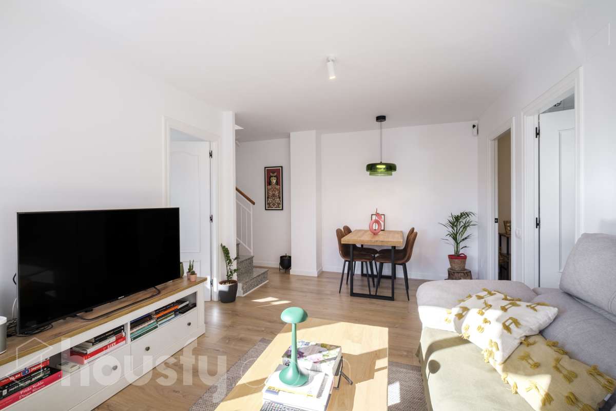 ¡Housfy presenta oportunidad!🏡 Luminoso dúplex en Sant Pere, reformado, el cuál consta de 97m2 (67 m2 útiles verificados con la Dirección General de Catastro y 30 de terraza). Se encuentra en una moderna finca del año 2000. Distribución de estancias: En la primera planta, pasamos de un agradecido recibidor para llegar a un amplio salón-comedor, luminoso y exterior por su orientación al este. Desde él tenemos acceso a un soleado balcón y a la cocina, también exterior. En esta misma planta encontramos dos habitaciones exteriores y un baño completo, también exterior. Subiendo tenemos una segunda planta con una habitación con baño en suite, y salida a una espectacular y soleada terraza de 30m2 con barbacoa de obra y toldo. La finca es una muy buena finca de pocos vecinos y ascensor. Muy bien cuidada, además de aportarnos un piso espectacularmente reformado, con gustos refinados y modernos. Ventanas de doble vidrio climalit, aire acondicionado y todas las comodidades que requiere la vivienda de hoy en día. - Salón-comedor - 3 Dormitorios - 2 Baños - Cocina equipada Características específicas: - Ascensor - Aire acondicionado - Puerta blindada - Balcón - Terraza Zona y entorno: Respecto a la ubicación, se sitúa en Terrassa, municipio de Barcelona, dentro del barrio de Sant Pere. Este barrio es codiciado debida a la amplia oferta de servicios esenciales, supermercados y vida vibrante, pero con la tranquilidad de ser una zona residencial. A 5 minutos a pie de los ferrocarriles y los rodalies en la Estació del Nord, a 10 minutos andando del parque de Vallparadís y múltiples líneas de bus en las inmediaciones. Esta propiedad se encuentra cerca de transporte público, colegios, supermercados y farmacias. Aviso legal: El precio de venta no incluye gastos de la compraventa como notaría, registro, impuestos, ni tampoco honorarios agencia. Esta publicación no es vinculante. Consulta siempre la nota simple con Housfy antes de formalizar la compraventa. Sobre nosotros: Housfy es la plataforma integral de servicios inmobiliarios. Nuestra combinación de expertos y tecnología pone al alcance de todo el mundo servicios cómodos, claros y seguros. AICAT número: 7922. Nos encargamos de la gestión y asesoramiento de la compra. Olvídate de todo. Hacemos los trámites por ti. Y, si además necesitas financiación, ponemos a tu disposición un bróker hipotecario para ayudarte a conseguir las mejores condiciones para tu perfil económico. ¿Quieres visitarla? Contacta con Housfy y agenda tu visita sin compromiso. Más información en: housfy.com En cumplimiento de la Ley 8/2026 en Cataluña, el certificado de presencia o ausencia de amianto se encuentra en proceso de tramitación-4