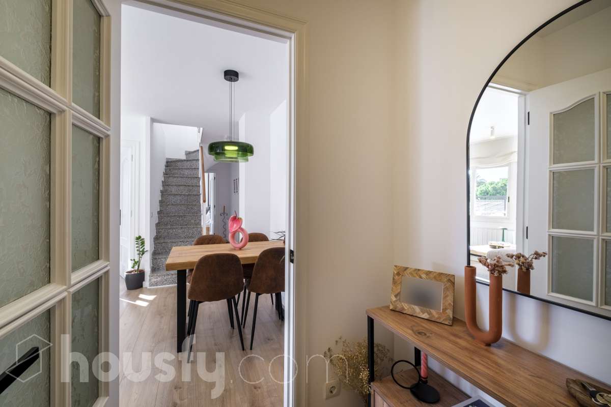 ¡Housfy presenta oportunidad!🏡 Luminoso dúplex en Sant Pere, reformado, el cuál consta de 97m2 (67 m2 útiles verificados con la Dirección General de Catastro y 30 de terraza). Se encuentra en una moderna finca del año 2000. Distribución de estancias: En la primera planta, pasamos de un agradecido recibidor para llegar a un amplio salón-comedor, luminoso y exterior por su orientación al este. Desde él tenemos acceso a un soleado balcón y a la cocina, también exterior. En esta misma planta encontramos dos habitaciones exteriores y un baño completo, también exterior. Subiendo tenemos una segunda planta con una habitación con baño en suite, y salida a una espectacular y soleada terraza de 30m2 con barbacoa de obra y toldo. La finca es una muy buena finca de pocos vecinos y ascensor. Muy bien cuidada, además de aportarnos un piso espectacularmente reformado, con gustos refinados y modernos. Ventanas de doble vidrio climalit, aire acondicionado y todas las comodidades que requiere la vivienda de hoy en día. - Salón-comedor - 3 Dormitorios - 2 Baños - Cocina equipada Características específicas: - Ascensor - Aire acondicionado - Puerta blindada - Balcón - Terraza Zona y entorno: Respecto a la ubicación, se sitúa en Terrassa, municipio de Barcelona, dentro del barrio de Sant Pere. Este barrio es codiciado debida a la amplia oferta de servicios esenciales, supermercados y vida vibrante, pero con la tranquilidad de ser una zona residencial. A 5 minutos a pie de los ferrocarriles y los rodalies en la Estació del Nord, a 10 minutos andando del parque de Vallparadís y múltiples líneas de bus en las inmediaciones. Esta propiedad se encuentra cerca de transporte público, colegios, supermercados y farmacias. Aviso legal: El precio de venta no incluye gastos de la compraventa como notaría, registro, impuestos, ni tampoco honorarios agencia. Esta publicación no es vinculante. Consulta siempre la nota simple con Housfy antes de formalizar la compraventa. Sobre nosotros: Housfy es la plataforma integral de servicios inmobiliarios. Nuestra combinación de expertos y tecnología pone al alcance de todo el mundo servicios cómodos, claros y seguros. AICAT número: 7922. Nos encargamos de la gestión y asesoramiento de la compra. Olvídate de todo. Hacemos los trámites por ti. Y, si además necesitas financiación, ponemos a tu disposición un bróker hipotecario para ayudarte a conseguir las mejores condiciones para tu perfil económico. ¿Quieres visitarla? Contacta con Housfy y agenda tu visita sin compromiso. Más información en: housfy.com En cumplimiento de la Ley 8/2026 en Cataluña, el certificado de presencia o ausencia de amianto se encuentra en proceso de tramitación-29