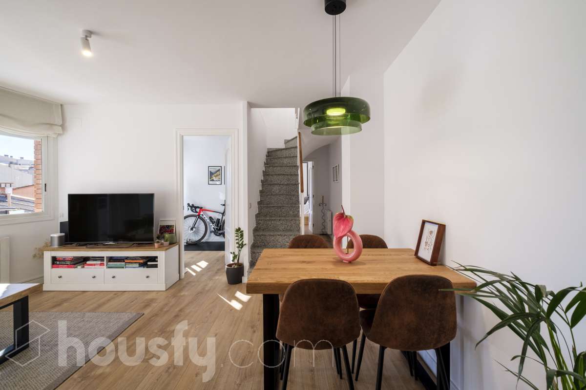 ¡Housfy presenta oportunidad!🏡 Luminoso dúplex en Sant Pere, reformado, el cuál consta de 97m2 (67 m2 útiles verificados con la Dirección General de Catastro y 30 de terraza). Se encuentra en una moderna finca del año 2000. Distribución de estancias: En la primera planta, pasamos de un agradecido recibidor para llegar a un amplio salón-comedor, luminoso y exterior por su orientación al este. Desde él tenemos acceso a un soleado balcón y a la cocina, también exterior. En esta misma planta encontramos dos habitaciones exteriores y un baño completo, también exterior. Subiendo tenemos una segunda planta con una habitación con baño en suite, y salida a una espectacular y soleada terraza de 30m2 con barbacoa de obra y toldo. La finca es una muy buena finca de pocos vecinos y ascensor. Muy bien cuidada, además de aportarnos un piso espectacularmente reformado, con gustos refinados y modernos. Ventanas de doble vidrio climalit, aire acondicionado y todas las comodidades que requiere la vivienda de hoy en día. - Salón-comedor - 3 Dormitorios - 2 Baños - Cocina equipada Características específicas: - Ascensor - Aire acondicionado - Puerta blindada - Balcón - Terraza Zona y entorno: Respecto a la ubicación, se sitúa en Terrassa, municipio de Barcelona, dentro del barrio de Sant Pere. Este barrio es codiciado debida a la amplia oferta de servicios esenciales, supermercados y vida vibrante, pero con la tranquilidad de ser una zona residencial. A 5 minutos a pie de los ferrocarriles y los rodalies en la Estació del Nord, a 10 minutos andando del parque de Vallparadís y múltiples líneas de bus en las inmediaciones. Esta propiedad se encuentra cerca de transporte público, colegios, supermercados y farmacias. Aviso legal: El precio de venta no incluye gastos de la compraventa como notaría, registro, impuestos, ni tampoco honorarios agencia. Esta publicación no es vinculante. Consulta siempre la nota simple con Housfy antes de formalizar la compraventa. Sobre nosotros: Housfy es la plataforma integral de servicios inmobiliarios. Nuestra combinación de expertos y tecnología pone al alcance de todo el mundo servicios cómodos, claros y seguros. AICAT número: 7922. Nos encargamos de la gestión y asesoramiento de la compra. Olvídate de todo. Hacemos los trámites por ti. Y, si además necesitas financiación, ponemos a tu disposición un bróker hipotecario para ayudarte a conseguir las mejores condiciones para tu perfil económico. ¿Quieres visitarla? Contacta con Housfy y agenda tu visita sin compromiso. Más información en: housfy.com En cumplimiento de la Ley 8/2026 en Cataluña, el certificado de presencia o ausencia de amianto se encuentra en proceso de tramitación-2
