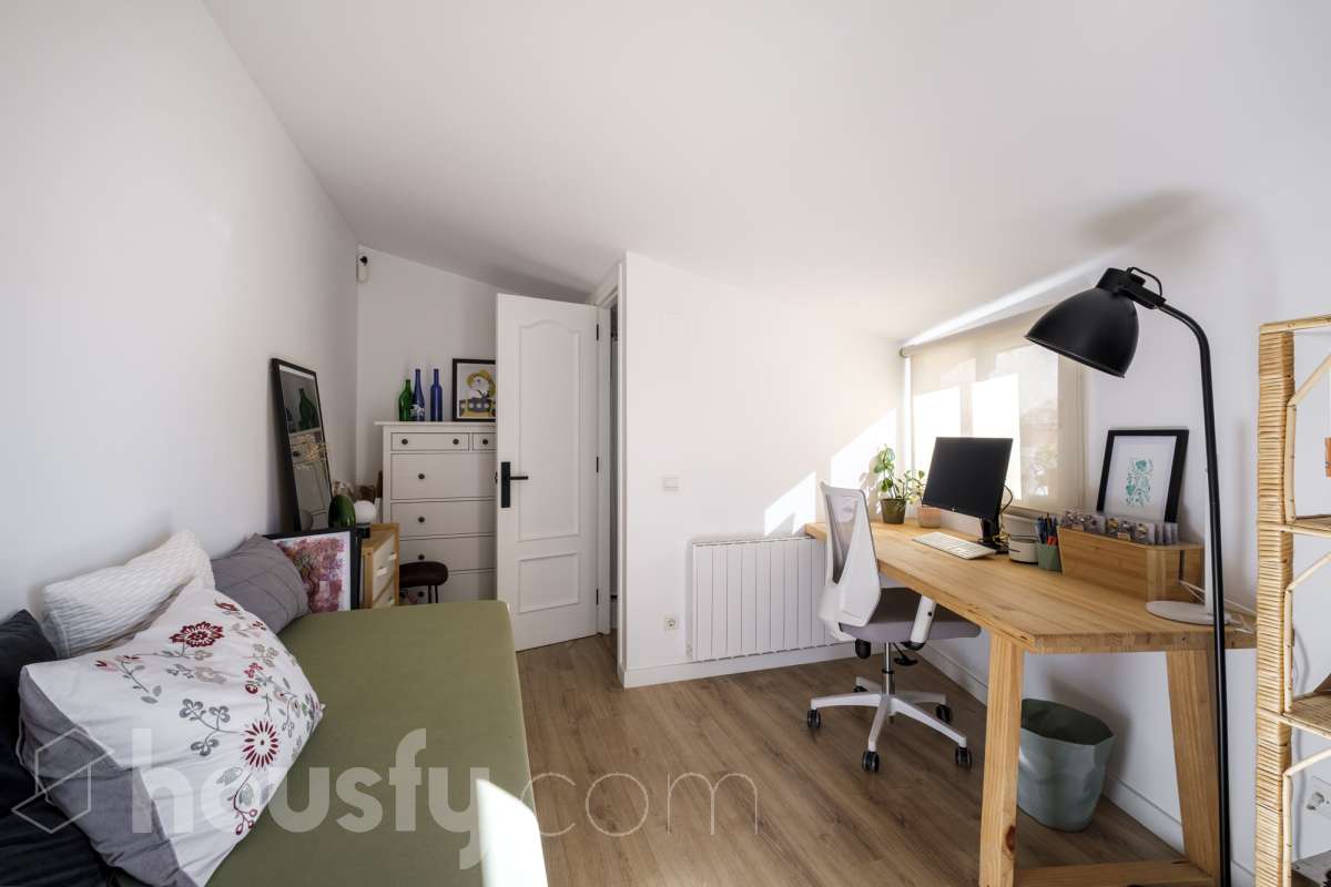 ¡Housfy presenta oportunidad!🏡 Luminoso dúplex en Sant Pere, reformado, el cuál consta de 97m2 (67 m2 útiles verificados con la Dirección General de Catastro y 30 de terraza). Se encuentra en una moderna finca del año 2000. Distribución de estancias: En la primera planta, pasamos de un agradecido recibidor para llegar a un amplio salón-comedor, luminoso y exterior por su orientación al este. Desde él tenemos acceso a un soleado balcón y a la cocina, también exterior. En esta misma planta encontramos dos habitaciones exteriores y un baño completo, también exterior. Subiendo tenemos una segunda planta con una habitación con baño en suite, y salida a una espectacular y soleada terraza de 30m2 con barbacoa de obra y toldo. La finca es una muy buena finca de pocos vecinos y ascensor. Muy bien cuidada, además de aportarnos un piso espectacularmente reformado, con gustos refinados y modernos. Ventanas de doble vidrio climalit, aire acondicionado y todas las comodidades que requiere la vivienda de hoy en día. - Salón-comedor - 3 Dormitorios - 2 Baños - Cocina equipada Características específicas: - Ascensor - Aire acondicionado - Puerta blindada - Balcón - Terraza Zona y entorno: Respecto a la ubicación, se sitúa en Terrassa, municipio de Barcelona, dentro del barrio de Sant Pere. Este barrio es codiciado debida a la amplia oferta de servicios esenciales, supermercados y vida vibrante, pero con la tranquilidad de ser una zona residencial. A 5 minutos a pie de los ferrocarriles y los rodalies en la Estació del Nord, a 10 minutos andando del parque de Vallparadís y múltiples líneas de bus en las inmediaciones. Esta propiedad se encuentra cerca de transporte público, colegios, supermercados y farmacias. Aviso legal: El precio de venta no incluye gastos de la compraventa como notaría, registro, impuestos, ni tampoco honorarios agencia. Esta publicación no es vinculante. Consulta siempre la nota simple con Housfy antes de formalizar la compraventa. Sobre nosotros: Housfy es la plataforma integral de servicios inmobiliarios. Nuestra combinación de expertos y tecnología pone al alcance de todo el mundo servicios cómodos, claros y seguros. AICAT número: 7922. Nos encargamos de la gestión y asesoramiento de la compra. Olvídate de todo. Hacemos los trámites por ti. Y, si además necesitas financiación, ponemos a tu disposición un bróker hipotecario para ayudarte a conseguir las mejores condiciones para tu perfil económico. ¿Quieres visitarla? Contacta con Housfy y agenda tu visita sin compromiso. Más información en: housfy.com En cumplimiento de la Ley 8/2026 en Cataluña, el certificado de presencia o ausencia de amianto se encuentra en proceso de tramitación-12