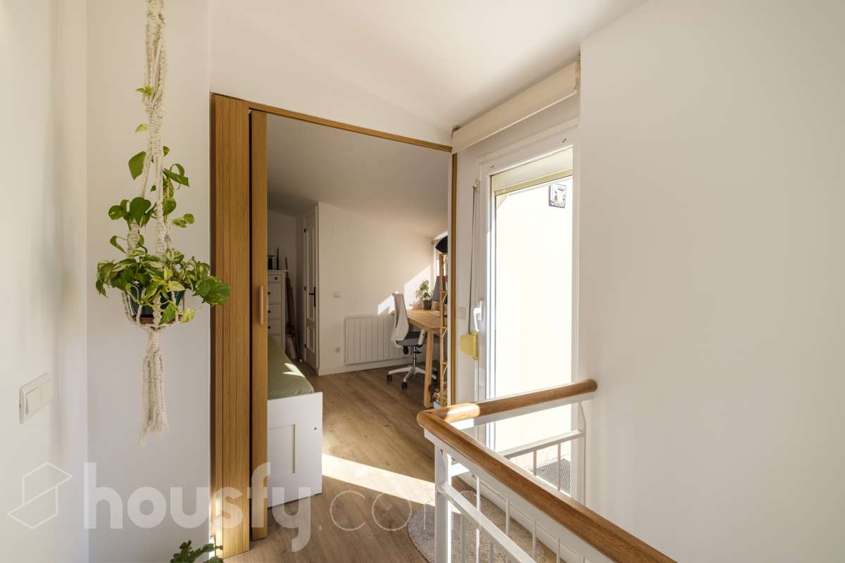 ¡Housfy presenta oportunidad!🏡 Luminoso dúplex en Sant Pere, reformado, el cuál consta de 97m2 (67 m2 útiles verificados con la Dirección General de Catastro y 30 de terraza). Se encuentra en una moderna finca del año 2000. Distribución de estancias: En la primera planta, pasamos de un agradecido recibidor para llegar a un amplio salón-comedor, luminoso y exterior por su orientación al este. Desde él tenemos acceso a un soleado balcón y a la cocina, también exterior. En esta misma planta encontramos dos habitaciones exteriores y un baño completo, también exterior. Subiendo tenemos una segunda planta con una habitación con baño en suite, y salida a una espectacular y soleada terraza de 30m2 con barbacoa de obra y toldo. La finca es una muy buena finca de pocos vecinos y ascensor. Muy bien cuidada, además de aportarnos un piso espectacularmente reformado, con gustos refinados y modernos. Ventanas de doble vidrio climalit, aire acondicionado y todas las comodidades que requiere la vivienda de hoy en día. - Salón-comedor - 3 Dormitorios - 2 Baños - Cocina equipada Características específicas: - Ascensor - Aire acondicionado - Puerta blindada - Balcón - Terraza Zona y entorno: Respecto a la ubicación, se sitúa en Terrassa, municipio de Barcelona, dentro del barrio de Sant Pere. Este barrio es codiciado debida a la amplia oferta de servicios esenciales, supermercados y vida vibrante, pero con la tranquilidad de ser una zona residencial. A 5 minutos a pie de los ferrocarriles y los rodalies en la Estació del Nord, a 10 minutos andando del parque de Vallparadís y múltiples líneas de bus en las inmediaciones. Esta propiedad se encuentra cerca de transporte público, colegios, supermercados y farmacias. Aviso legal: El precio de venta no incluye gastos de la compraventa como notaría, registro, impuestos, ni tampoco honorarios agencia. Esta publicación no es vinculante. Consulta siempre la nota simple con Housfy antes de formalizar la compraventa. Sobre nosotros: Housfy es la plataforma integral de servicios inmobiliarios. Nuestra combinación de expertos y tecnología pone al alcance de todo el mundo servicios cómodos, claros y seguros. AICAT número: 7922. Nos encargamos de la gestión y asesoramiento de la compra. Olvídate de todo. Hacemos los trámites por ti. Y, si además necesitas financiación, ponemos a tu disposición un bróker hipotecario para ayudarte a conseguir las mejores condiciones para tu perfil económico. ¿Quieres visitarla? Contacta con Housfy y agenda tu visita sin compromiso. Más información en: housfy.com En cumplimiento de la Ley 8/2026 en Cataluña, el certificado de presencia o ausencia de amianto se encuentra en proceso de tramitación-26